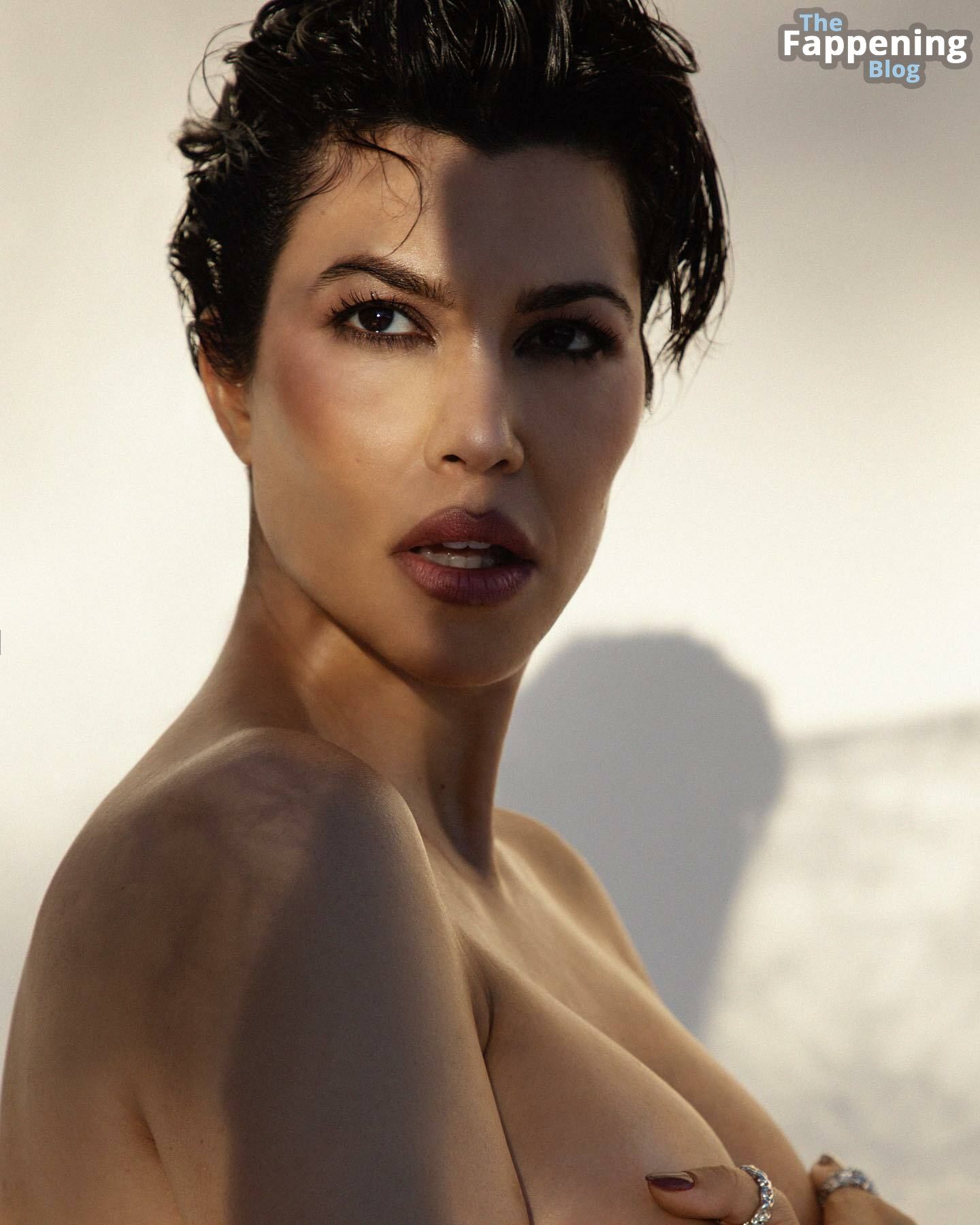 Kourtney-Kardashian-Sexy-Topless-5-The-Fappening-Blog.jpg