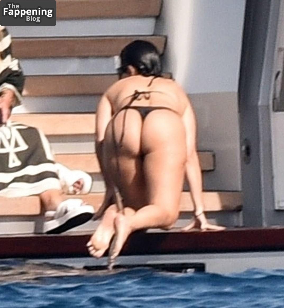 Kourtney Kardashian Hot (11 Photos)