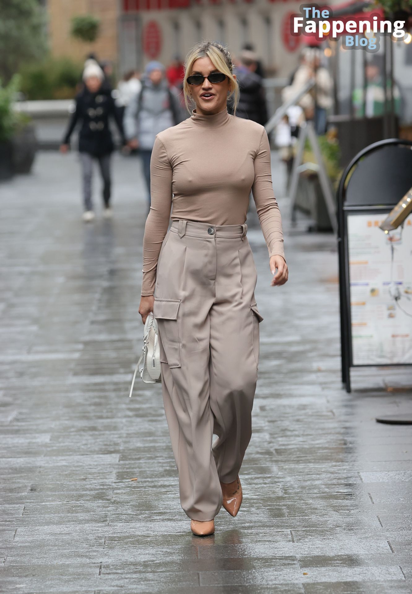 Ashley Roberts Shows Her Pokies Stepping Out in London (8 Photos)