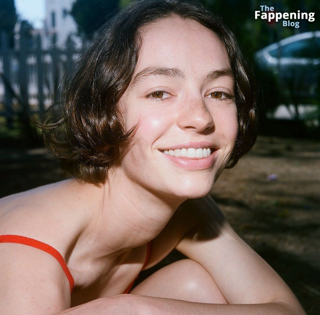 Brigette Lundy-Paine Sexy &amp; Topless (28 Photos)