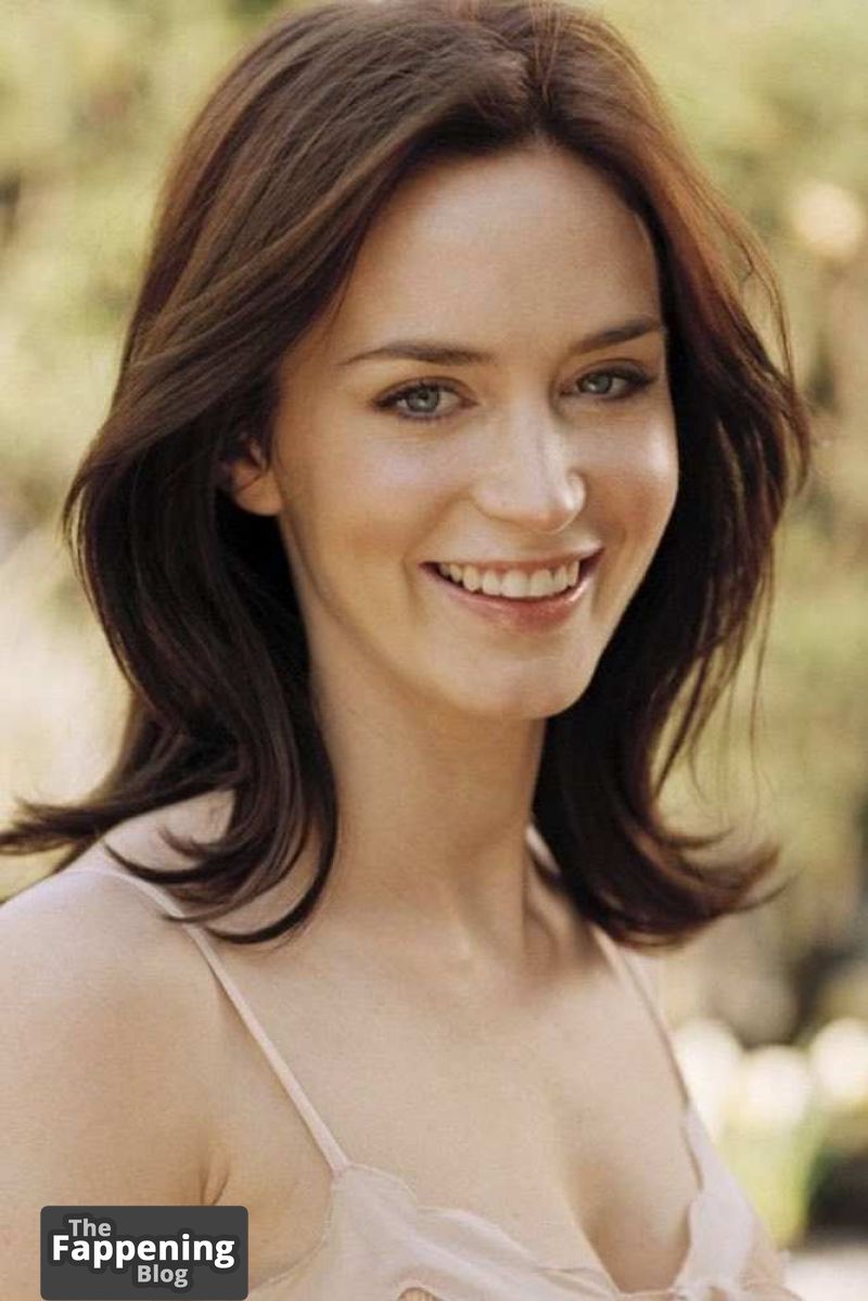 Emily-Blunt-Nude-and-Sexy-Photo-Collection-2490-thefappeningblog.com_.jpg