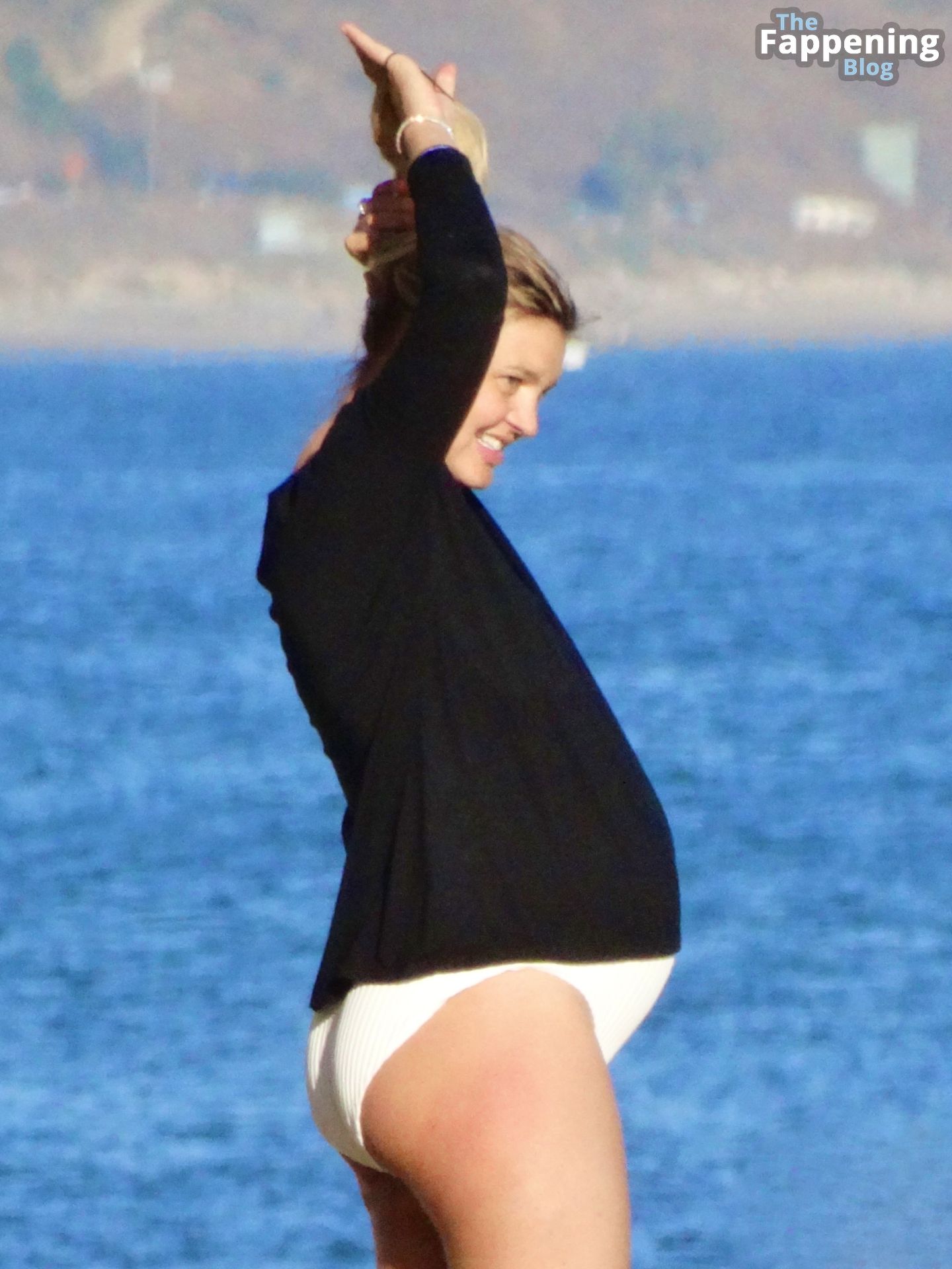 Kelly Rohrbach Shows Off Her Pregnancy Bump As She Hits The Beach in Malibu (17 Photos)