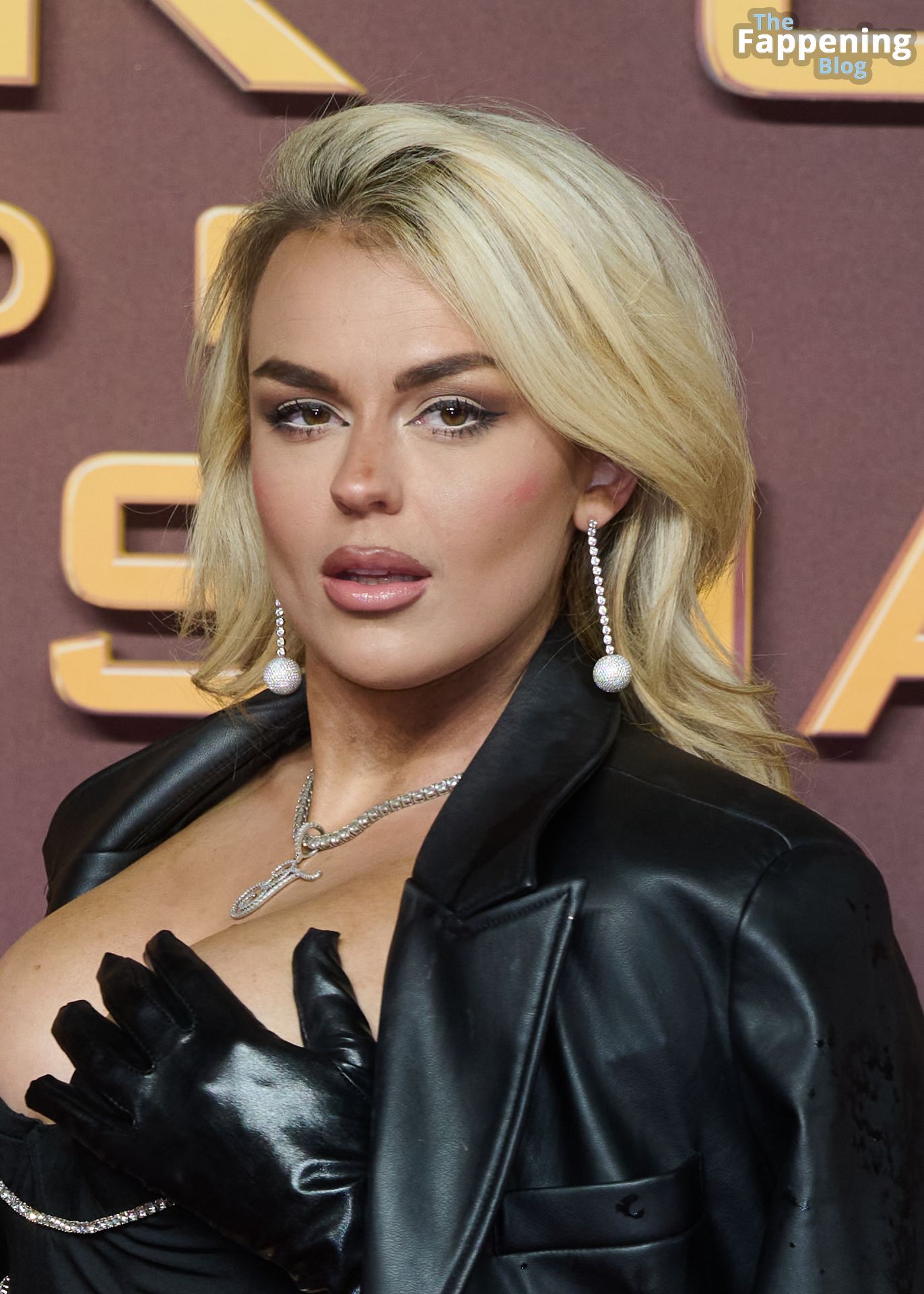 Tallia Storm Shows Off Her Sexy Boobs at The Hunger Games&amp; Premiere (30 Photos)