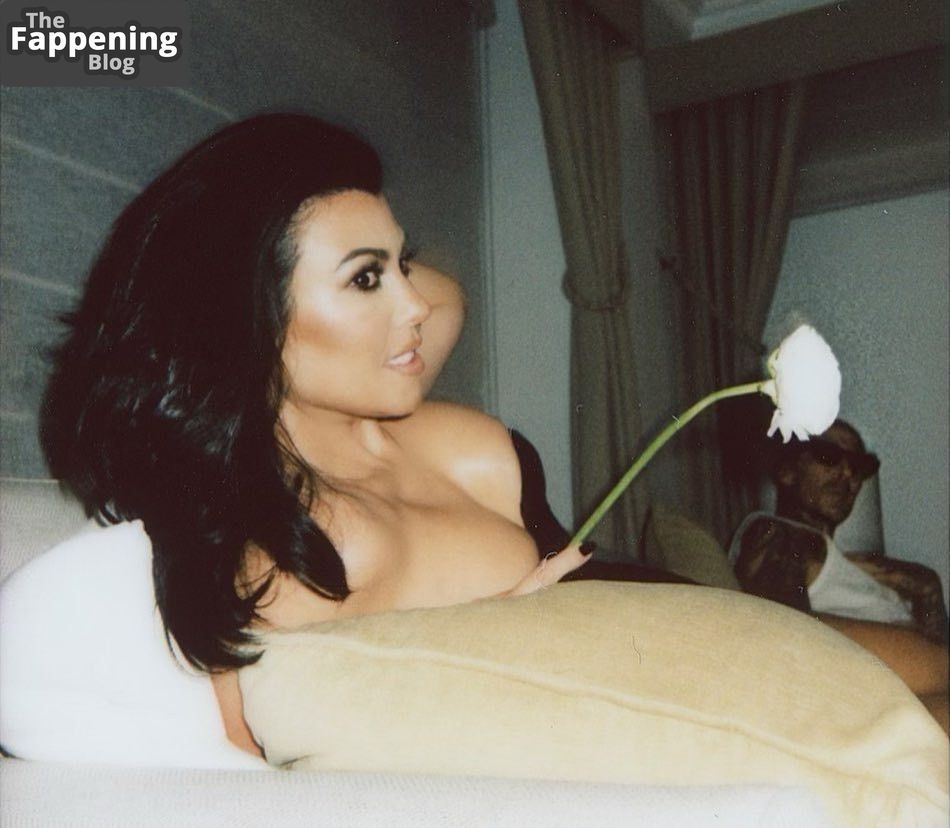 Kourtney Kardashian Hot (17 Photos)