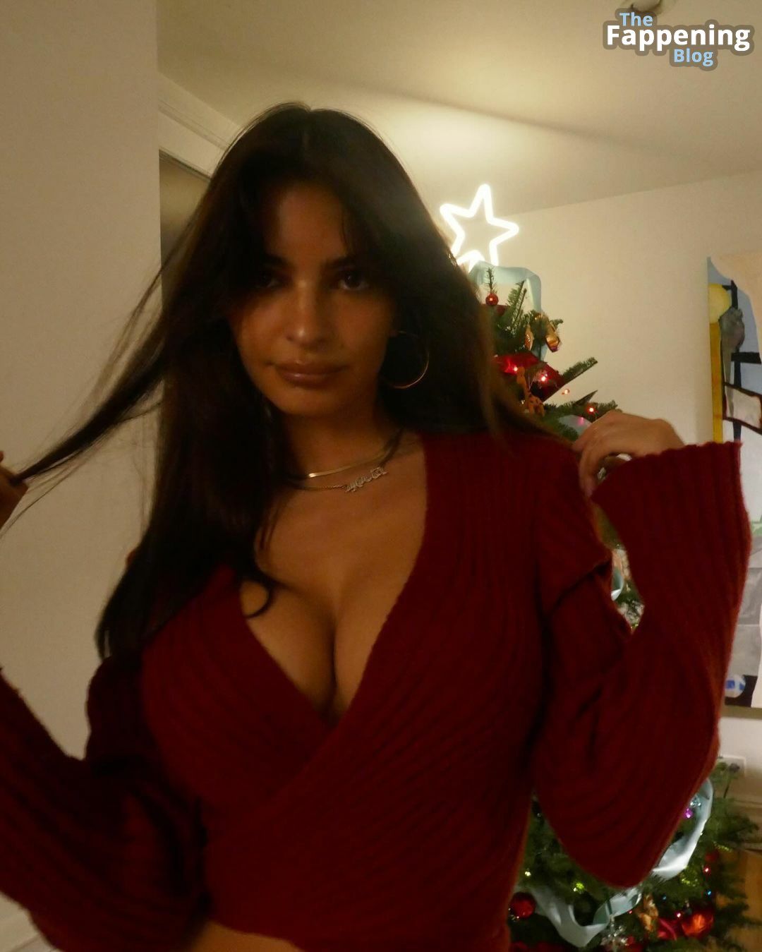 Emily-Ratajkowski-Red-Sweater-Christmas-Cleavage-3-thefappeningblog.com_.jpg