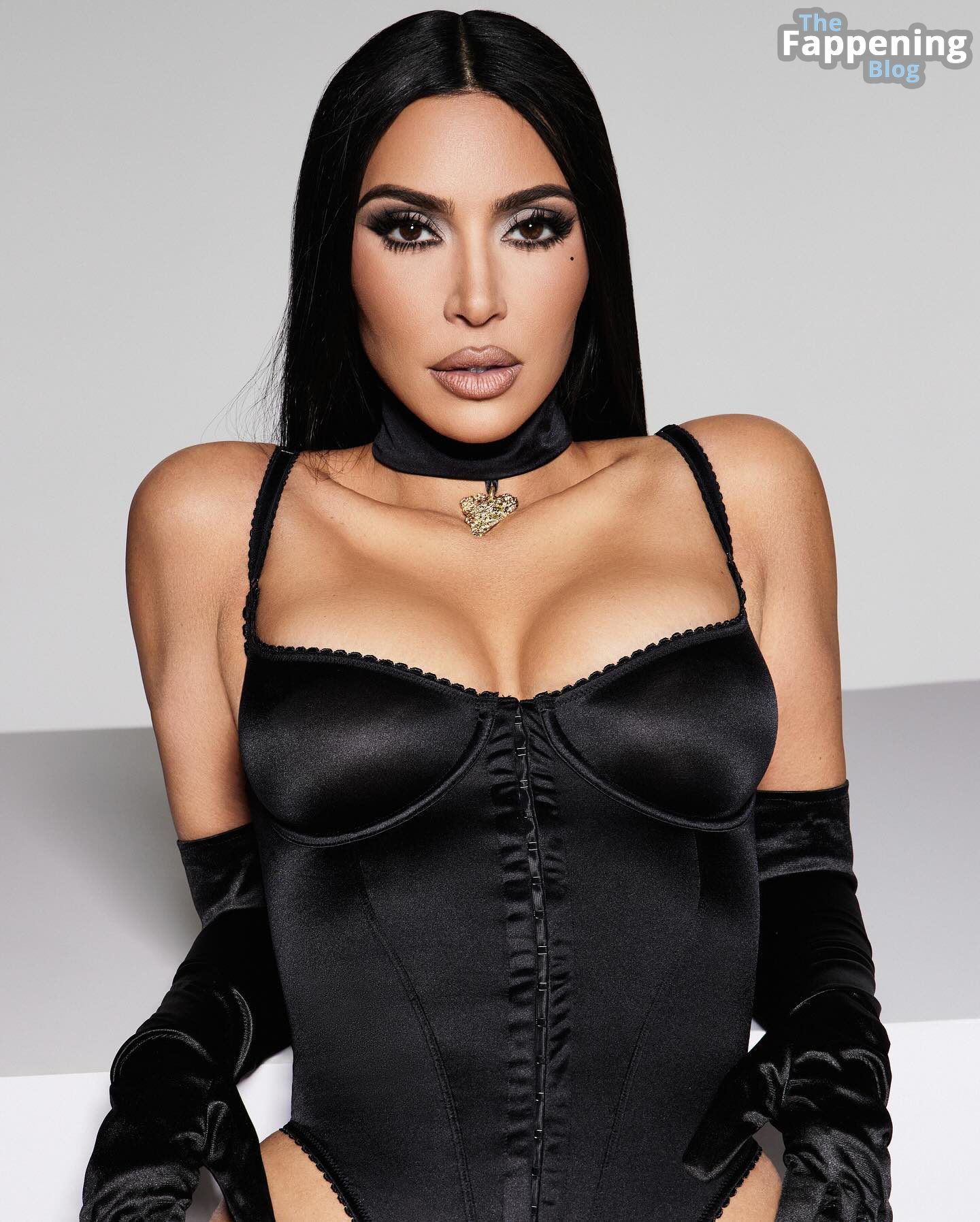 Kim-Kardashian-Black-Bra-Panties-Sultry-Pose-2-thefappeningblog.com_.jpg