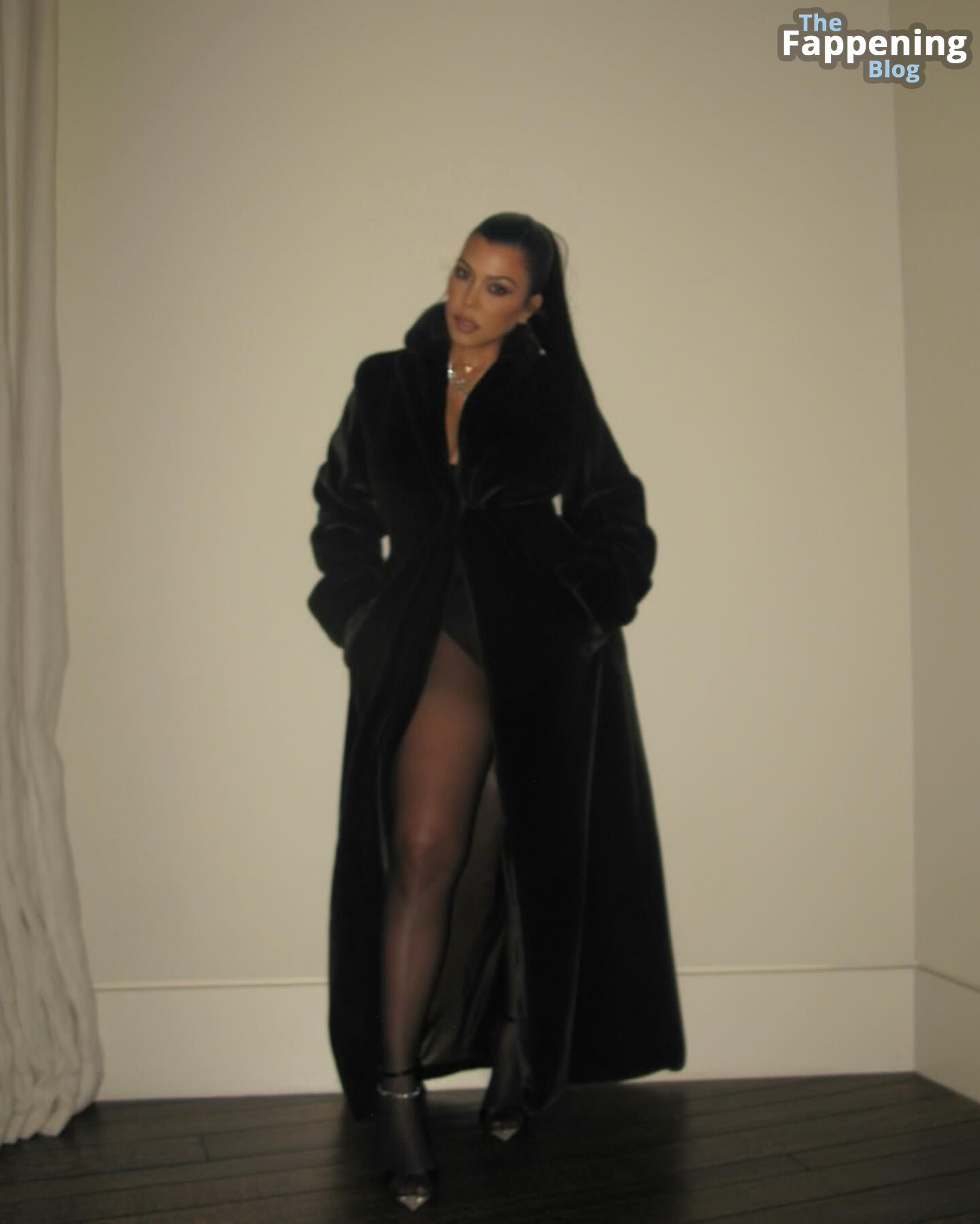 Kourtney-Kardashian-Sexy-34-The-Fappening-Blog.jpg