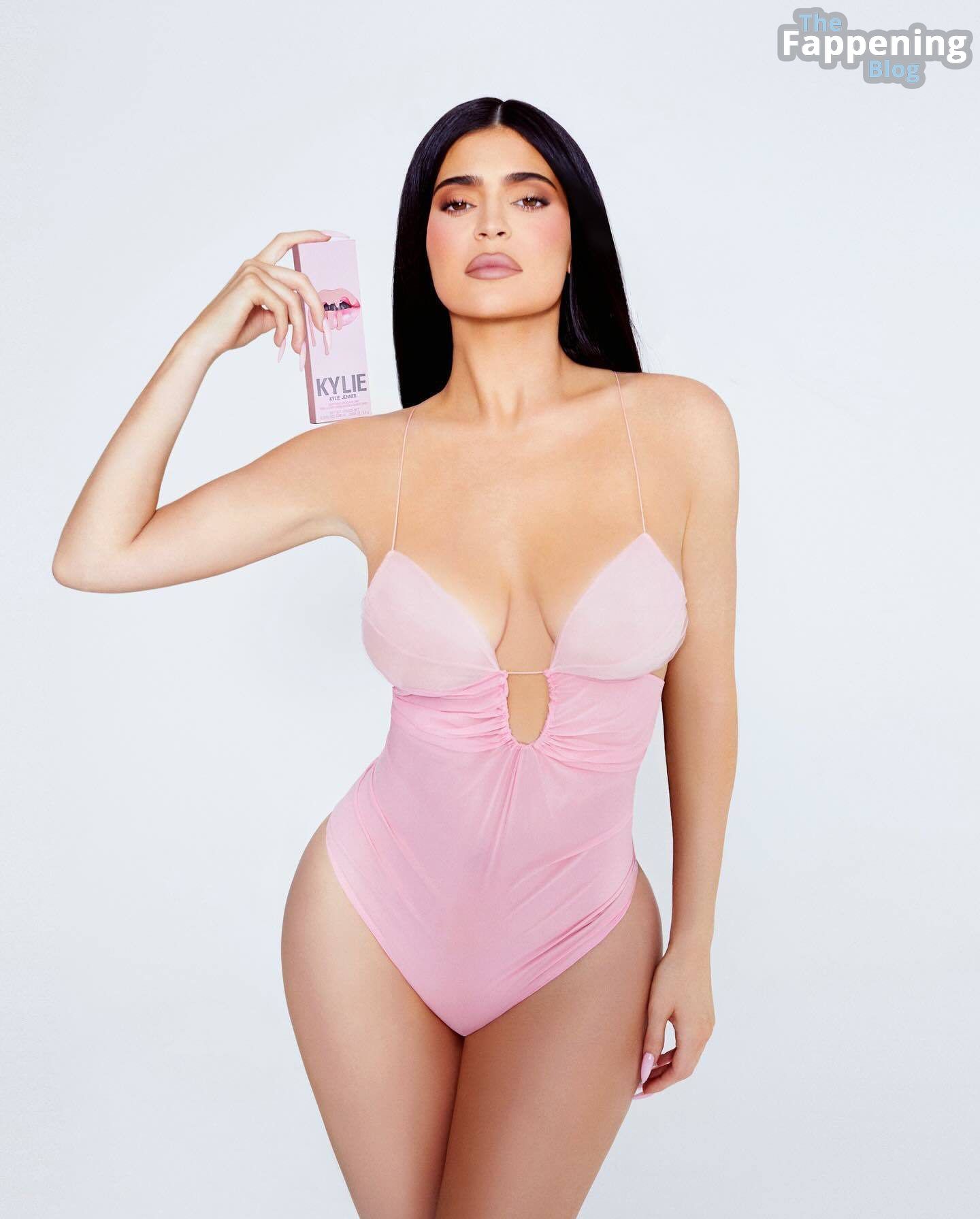Kylie-Jenner-Curves-Kylie-Cosmetic-1-1-thefappeningblog.com_.jpg