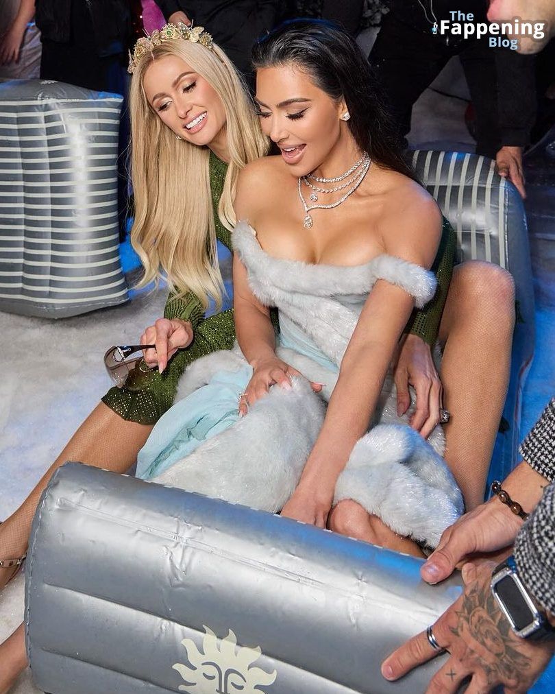 Paris Hilton &amp; Kim Kardashian Pose Together at the Event (6 Photos)