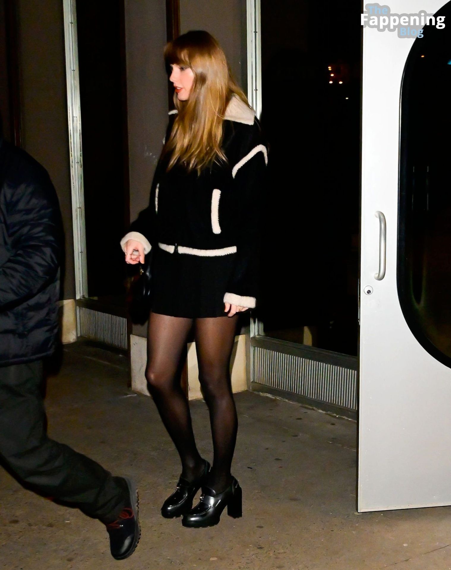 Taylor-Swift-Black-Stockings-Mini-Skirt-17-thefappeningblog.com_.jpg