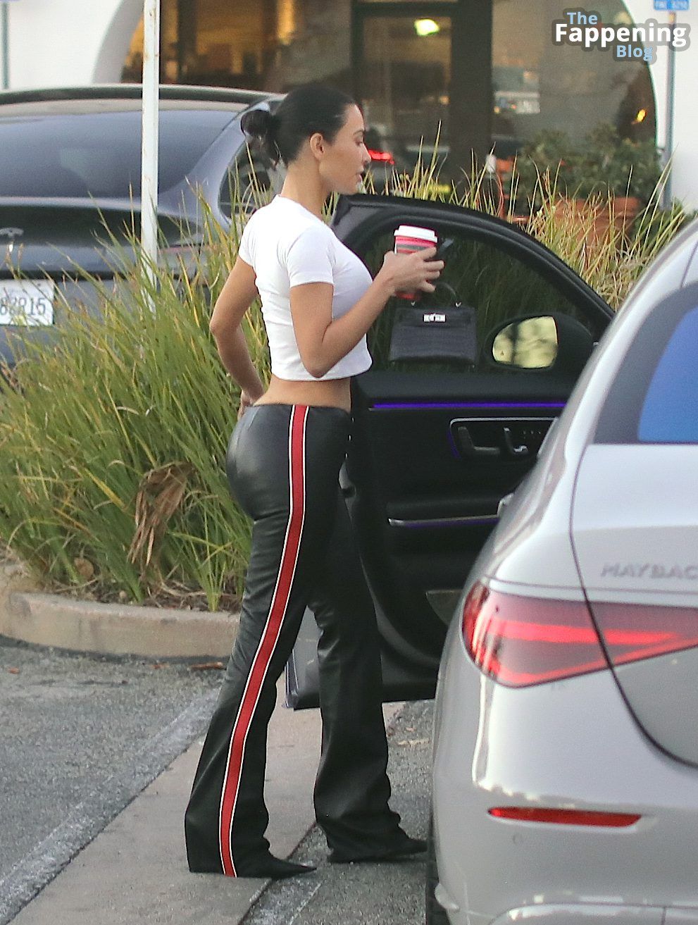 kim-kardashian-curves-leather-pants-11-thefappeningblog.com_.jpg