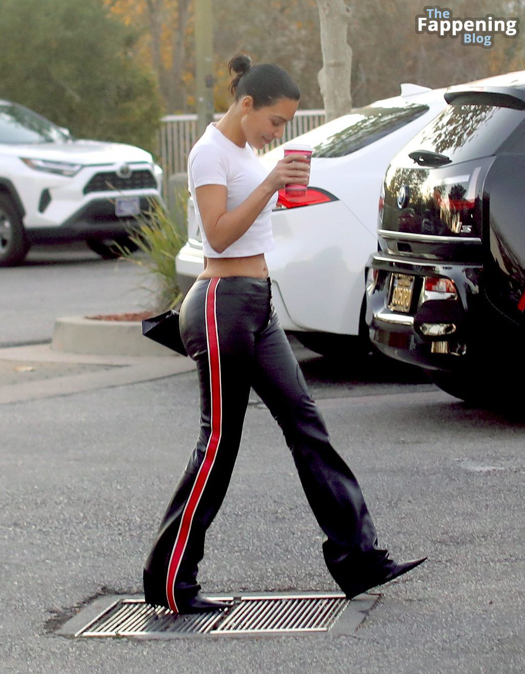 kim-kardashian-curves-leather-pants-4-thefappeningblog.com_.jpg