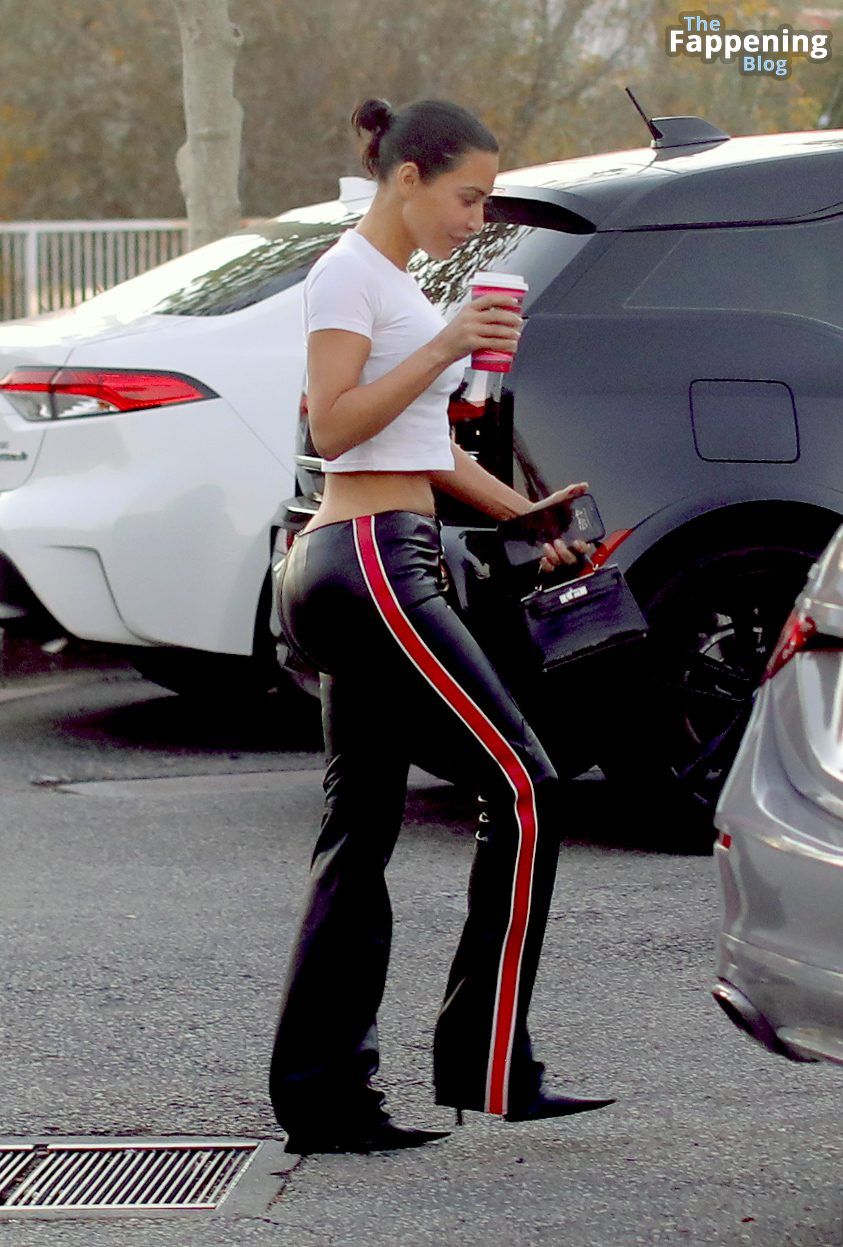 kim-kardashian-curves-leather-pants-5-thefappeningblog.com_.jpg