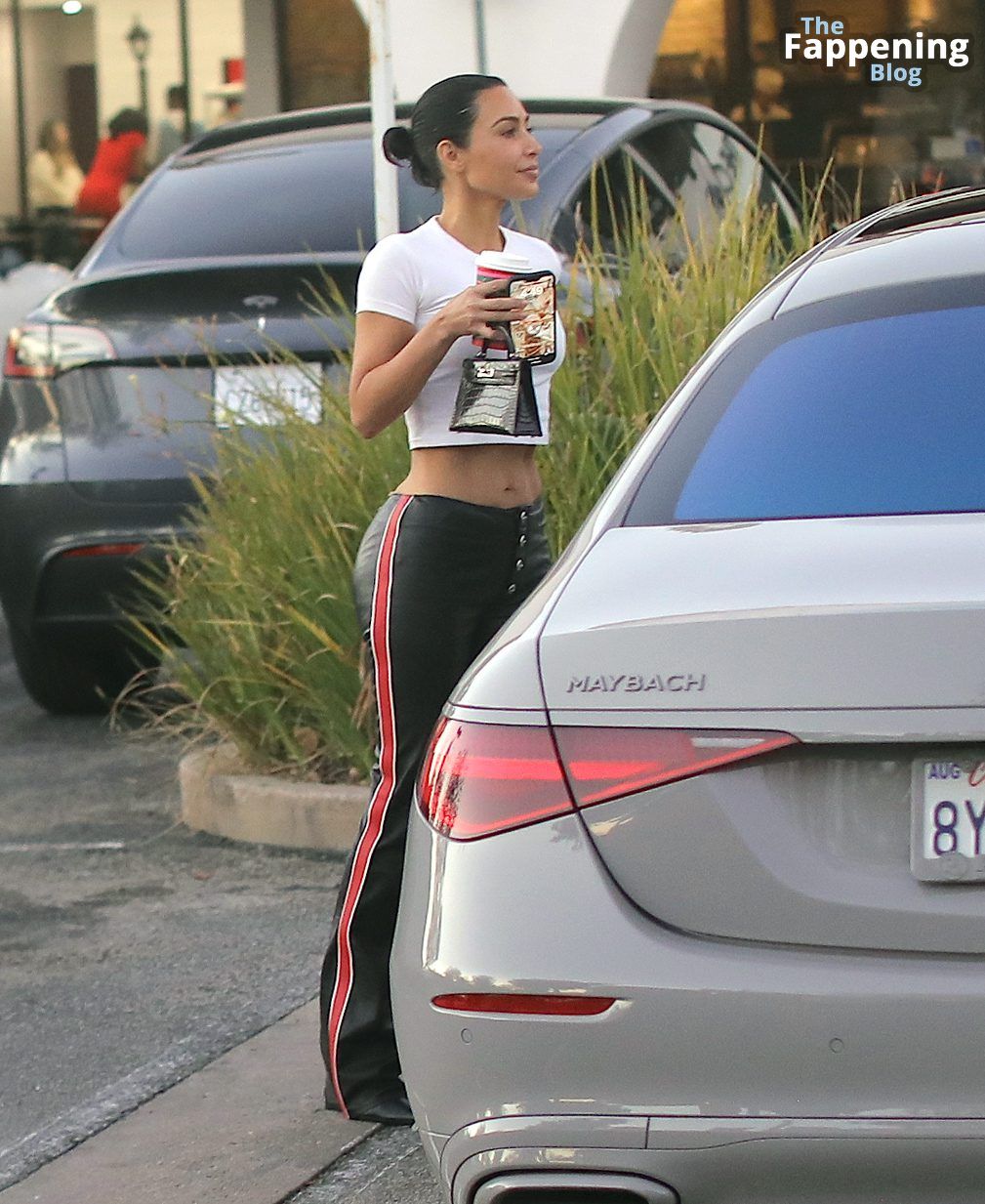 kim-kardashian-curves-leather-pants-6-thefappeningblog.com_.jpg