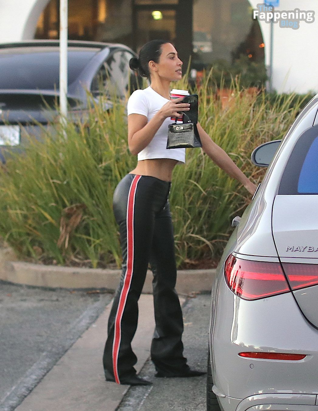 kim-kardashian-curves-leather-pants-7-thefappeningblog.com_.jpg