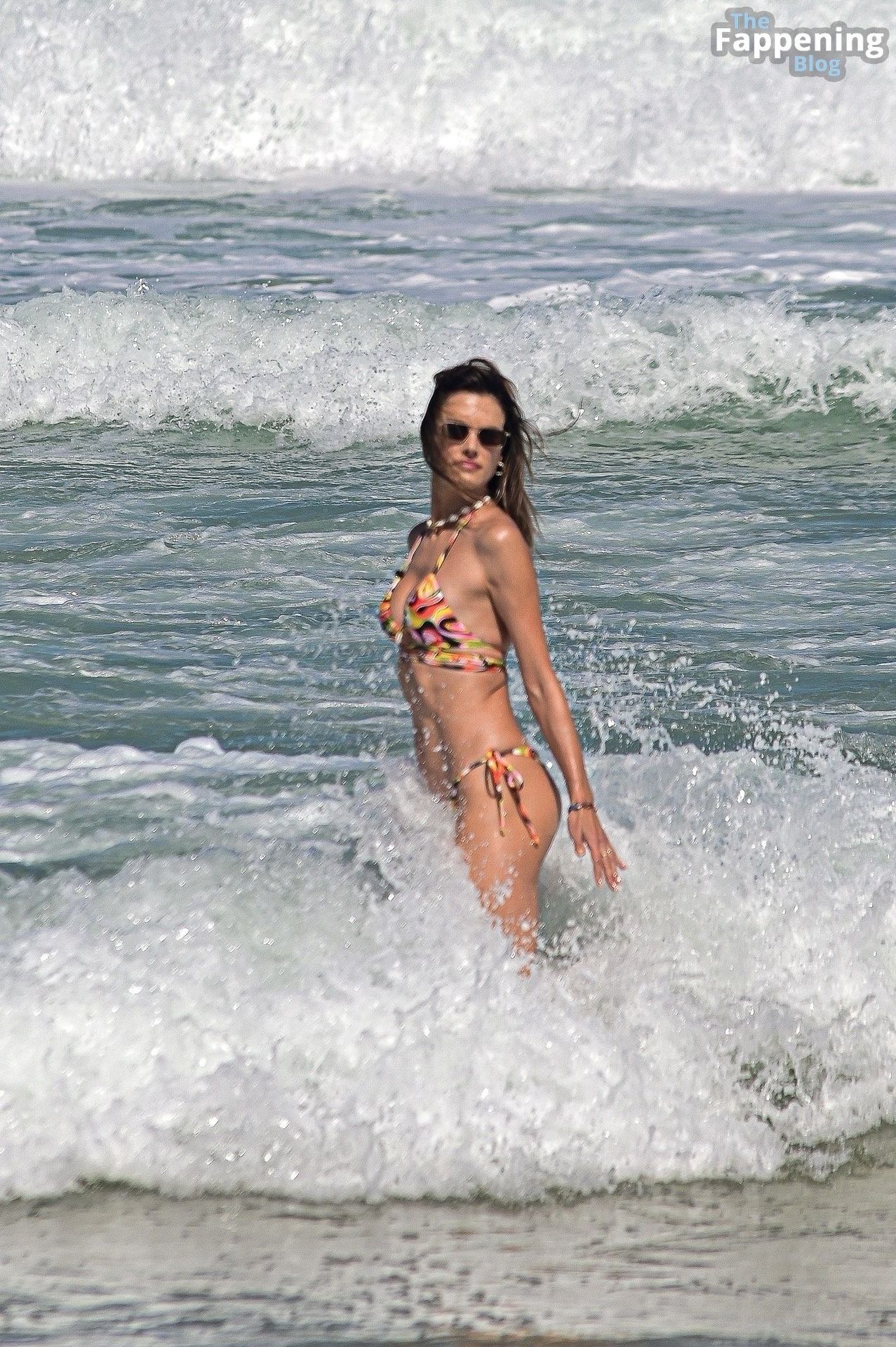 Alessandra-Ambrosio-Beach-Bombshell-Paparazzi-Shots-12-thefappeningblog.com_.jpg