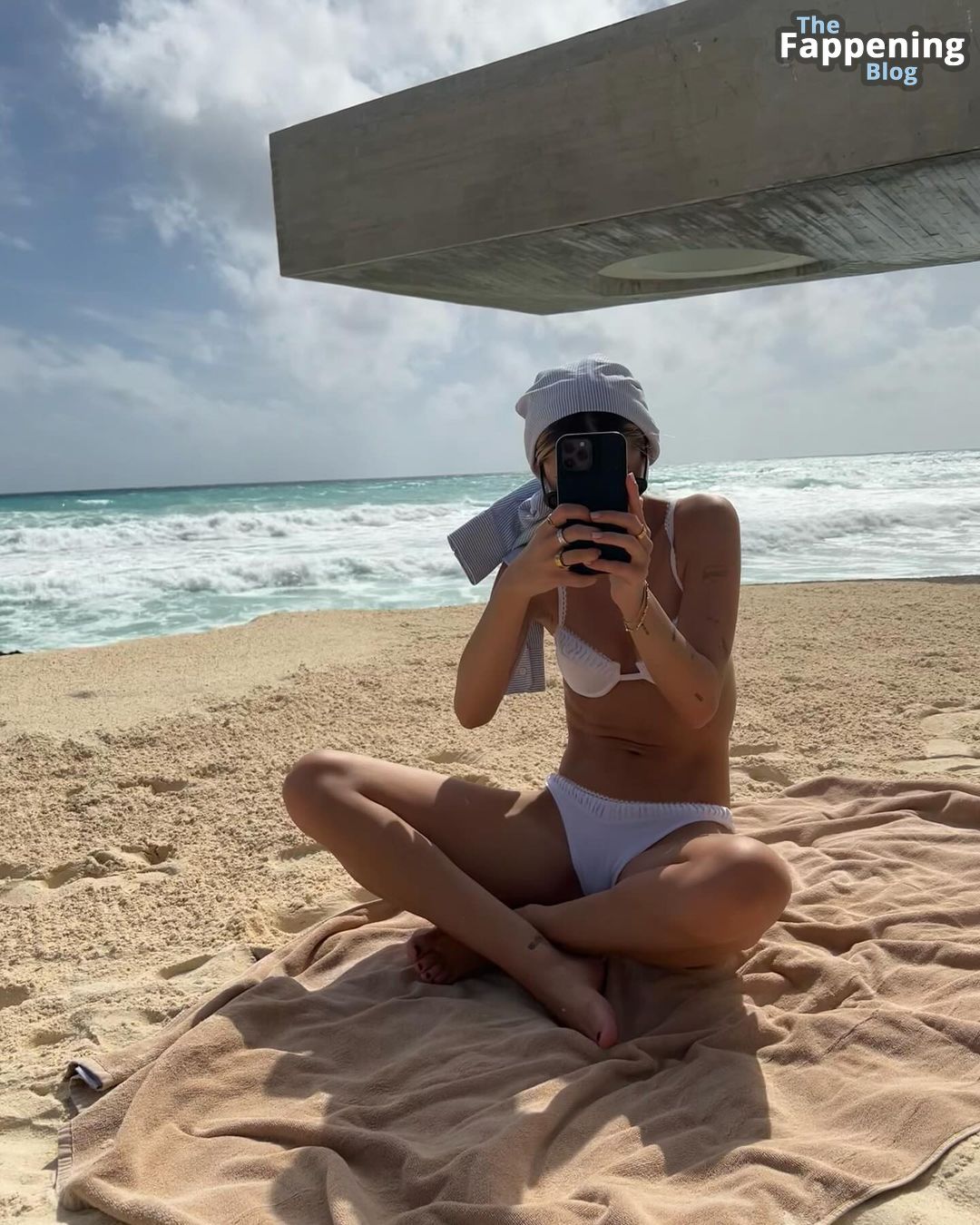 Delilah Belle Hamlin Shows Off Her Sexy Beach Body (9 Photos)