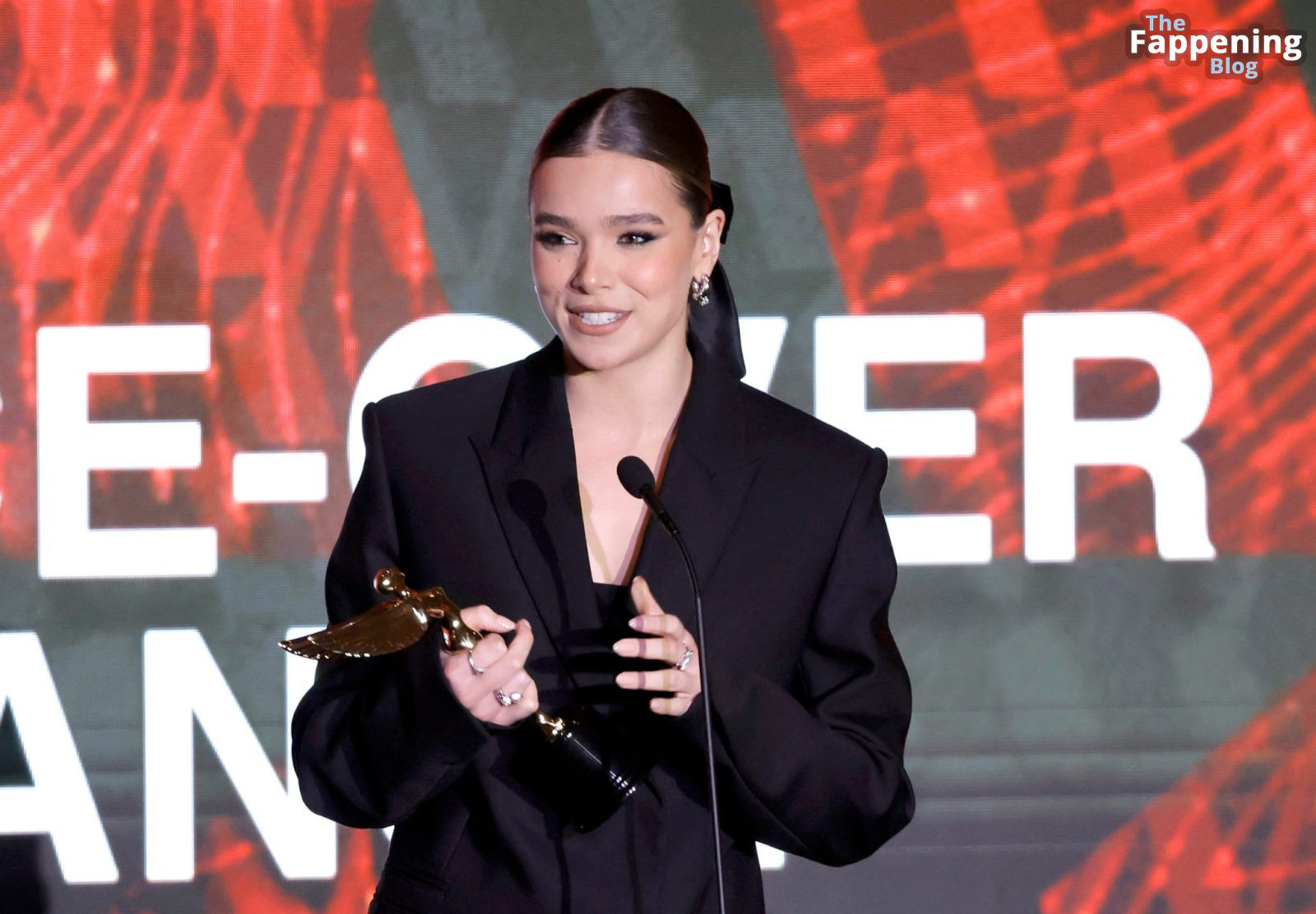 Hailee-Steinfeld-Black-Outfit-Astra-Film-Awards-15-thefappeningblog.com_.jpg