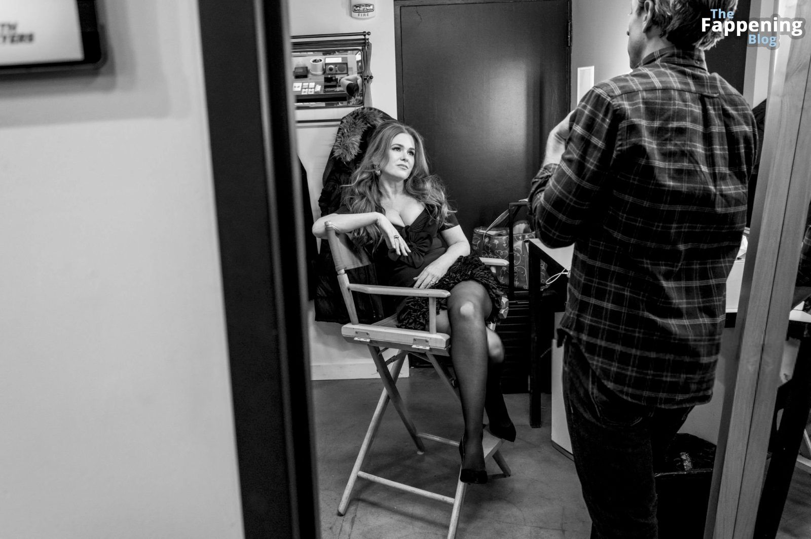 Isla Fisher Displays Her Sexy Tits at the Late Night with Seth Meyers (21 Photos)