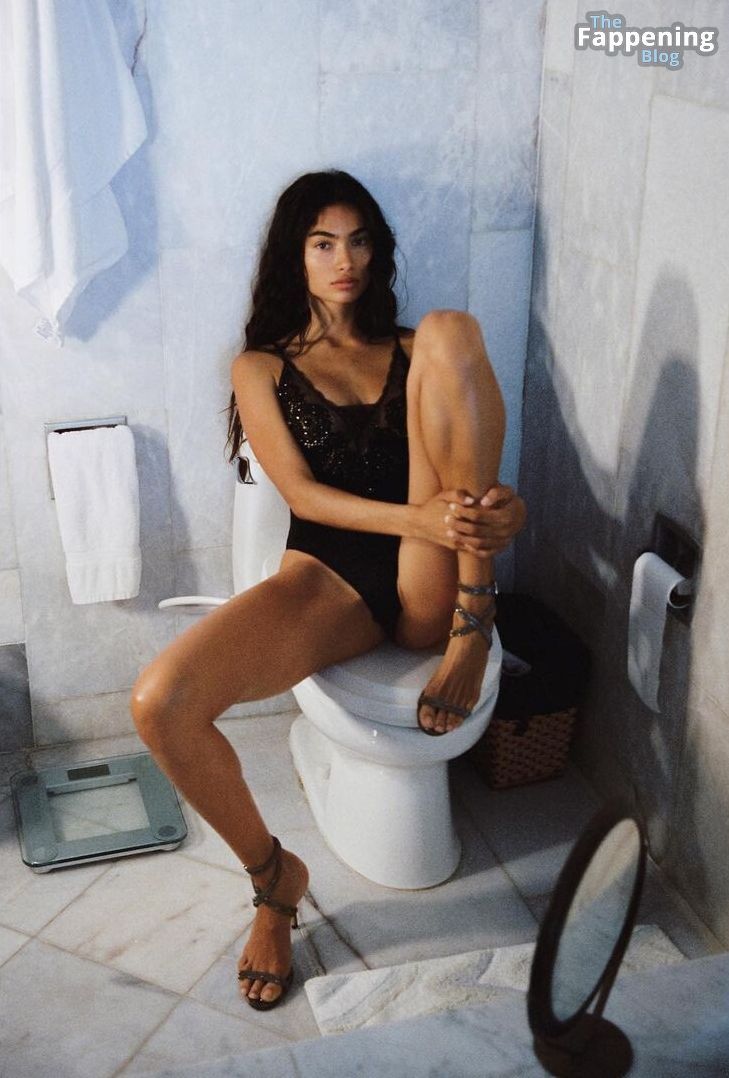 Kelly Gale Flaunts Her Sexy Figure in Lingerie (7 Photos)