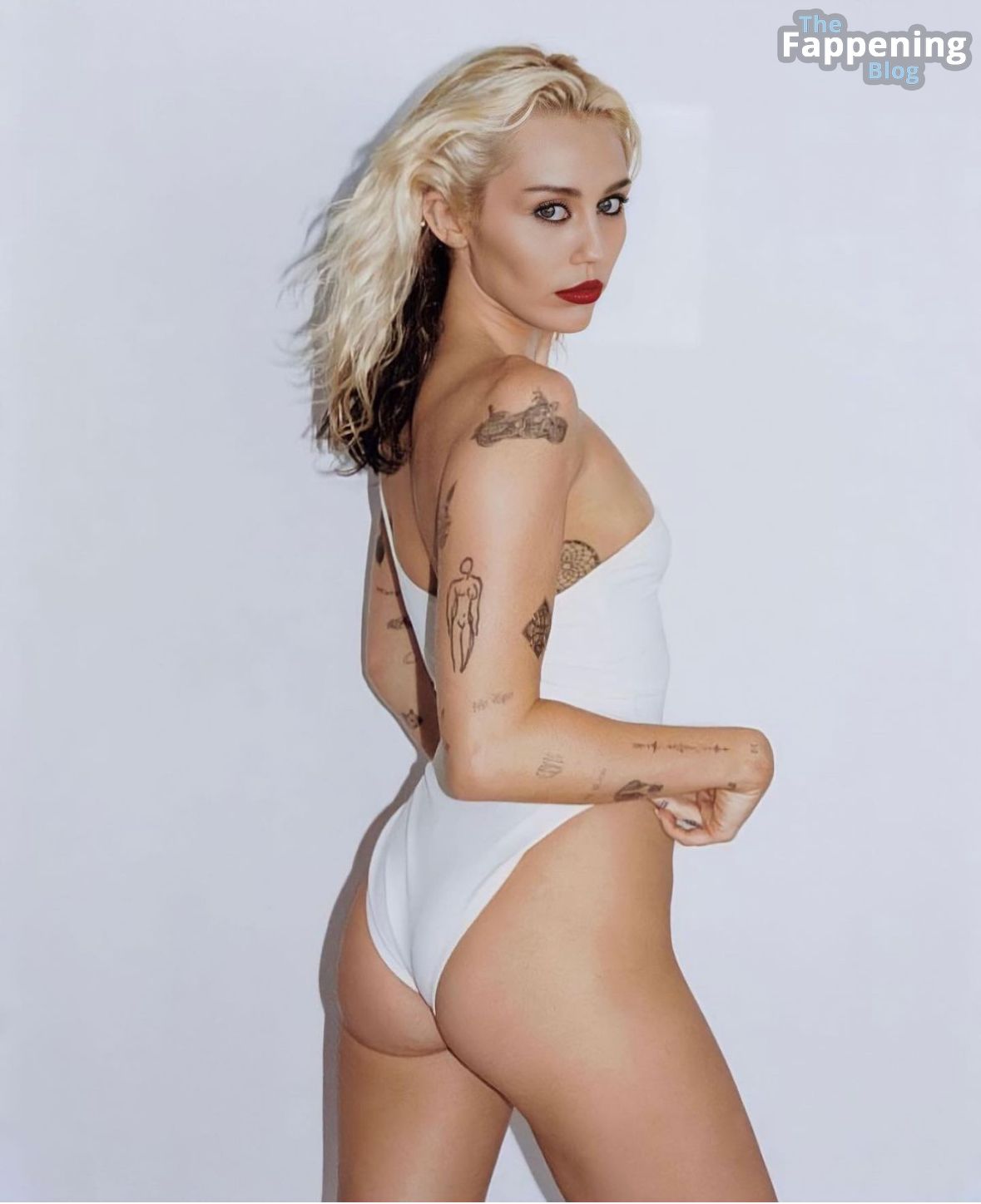 Miley Cyrus Hot (9 Photos)