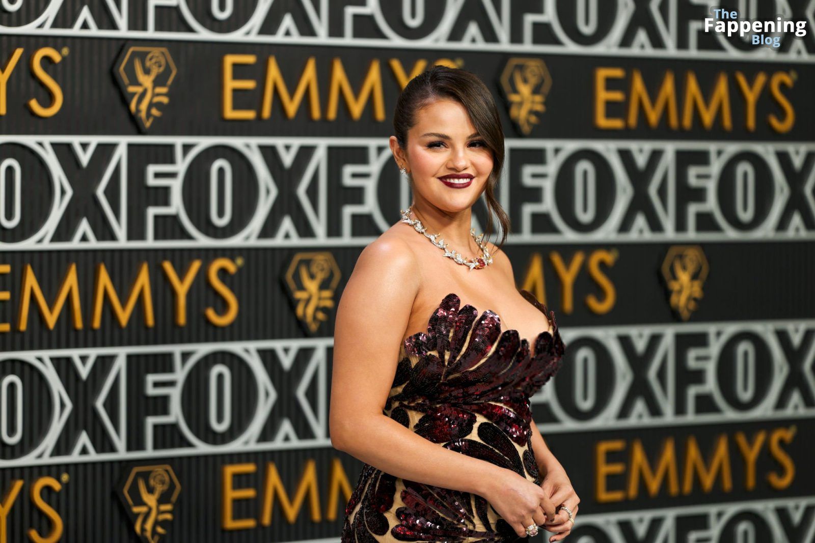 Selena-Gomez-Cleavage-Emmy-Awards-10-thefappeningblog.com_.jpg
