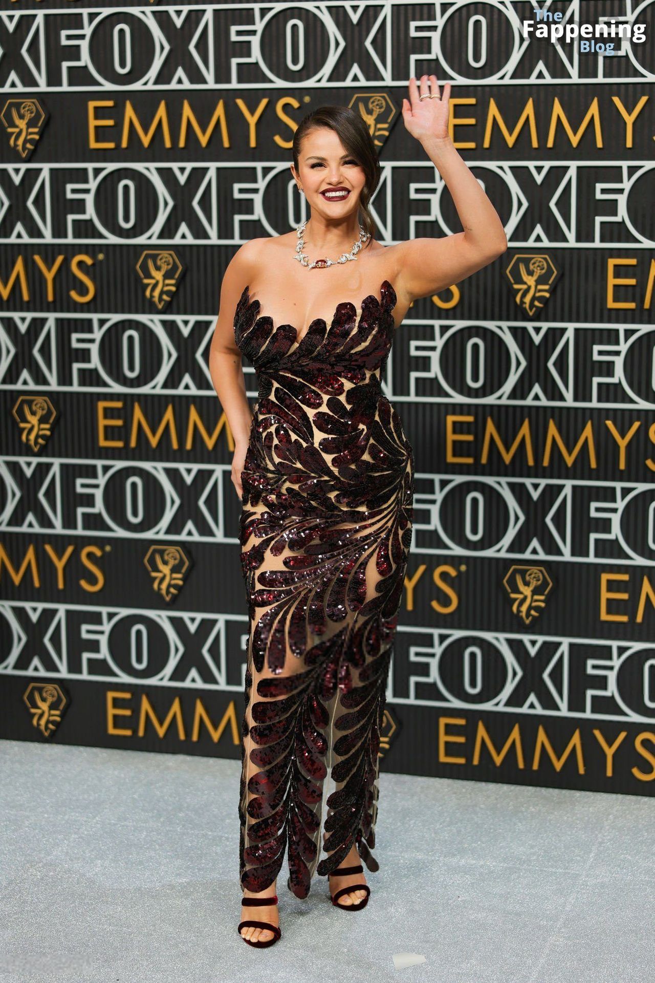 Selena-Gomez-Cleavage-Emmy-Awards-17-thefappeningblog.com_.jpg