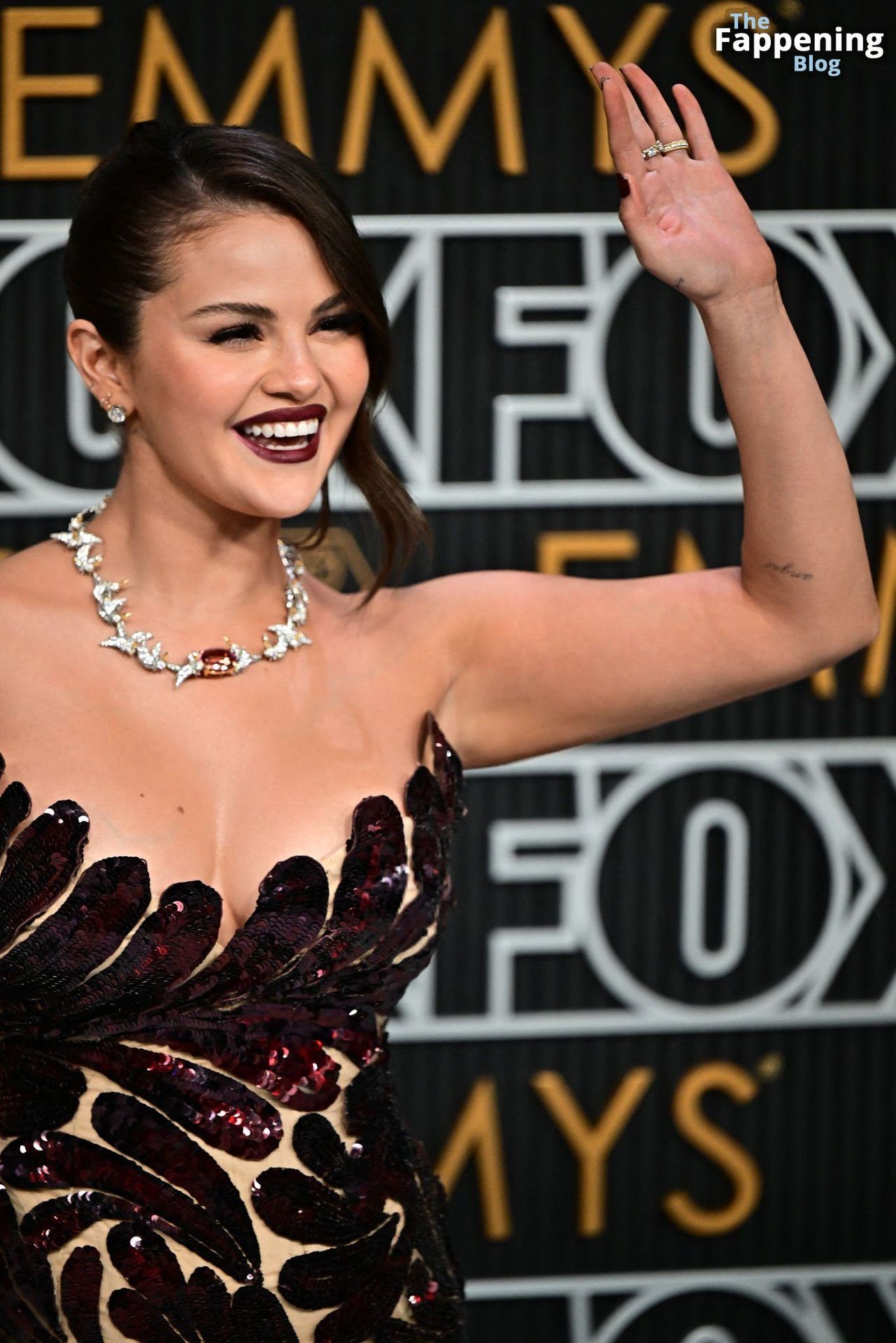 Selena-Gomez-Cleavage-Emmy-Awards-20-thefappeningblog.com_.jpg