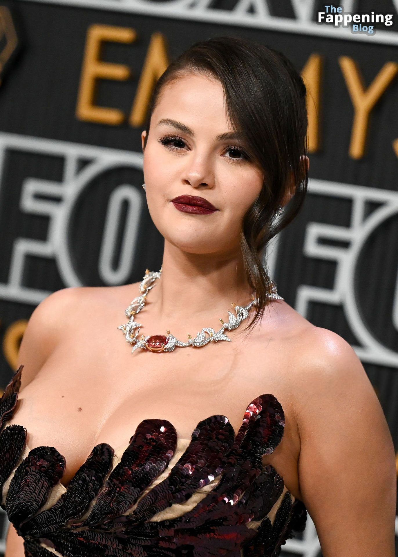 Selena-Gomez-Cleavage-Emmy-Awards-23-thefappeningblog.com_.jpg