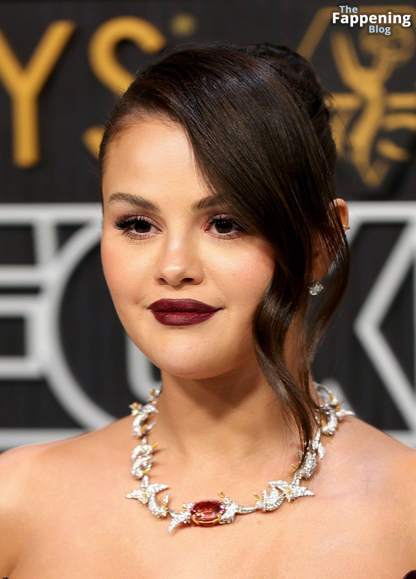Selena-Gomez-Cleavage-Emmy-Awards-4-thefappeningblog.com_.jpg