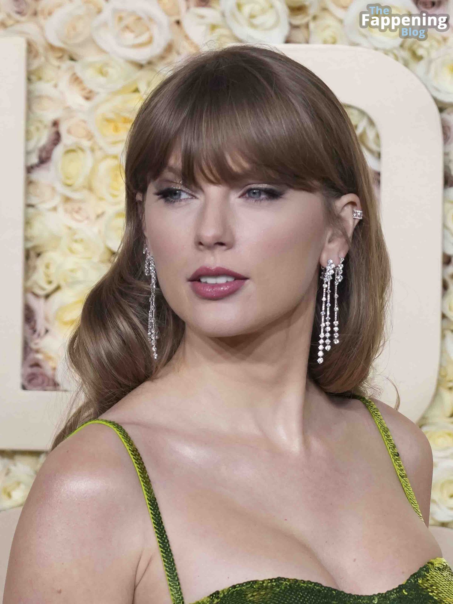 Taylor Swift Displays Her Sexy Tits in a Green Dress at the 81st Annual Golden Globe Awards (217 Photos)