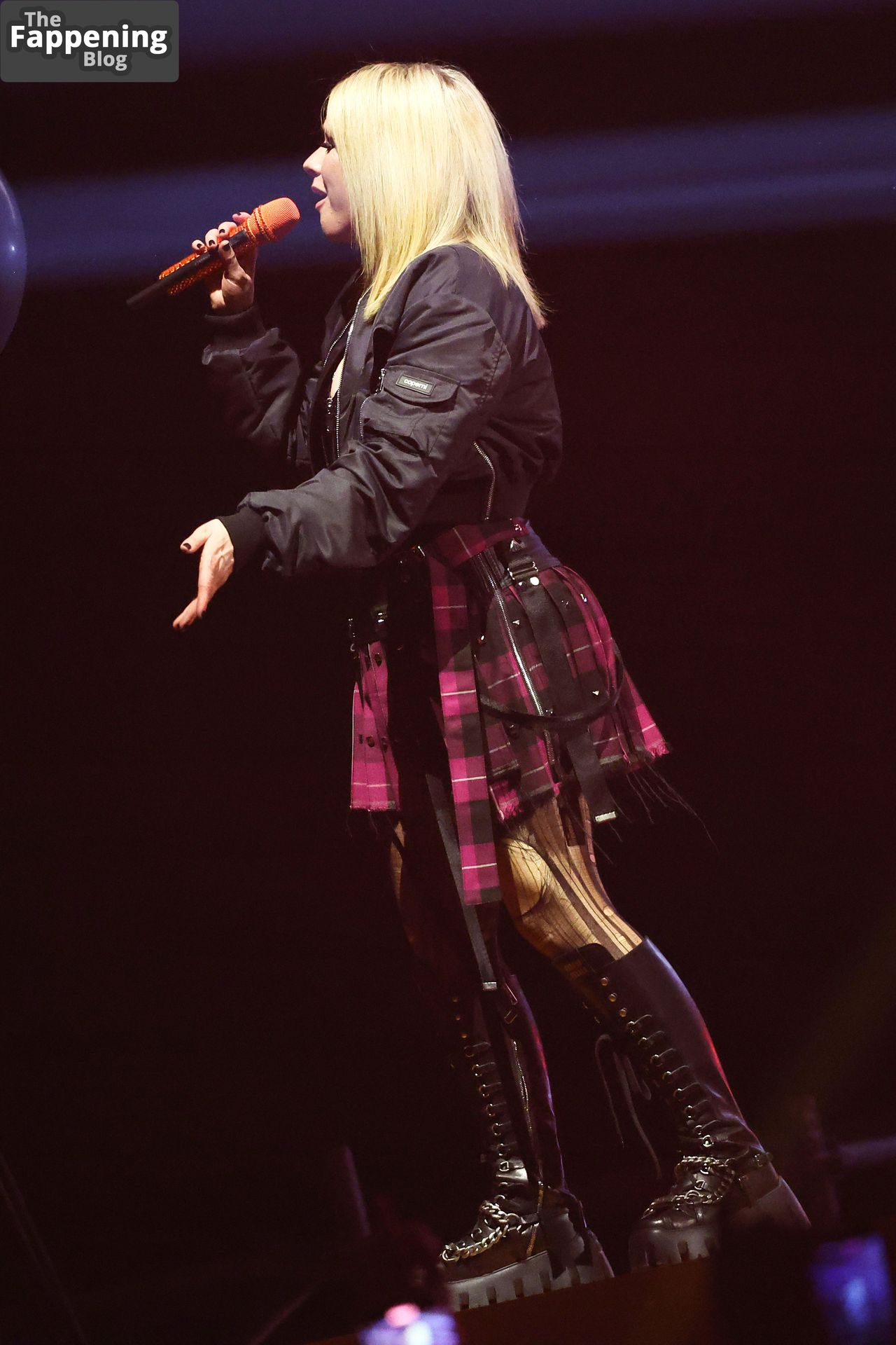 Avril Lavigne Hot (7 Photos)