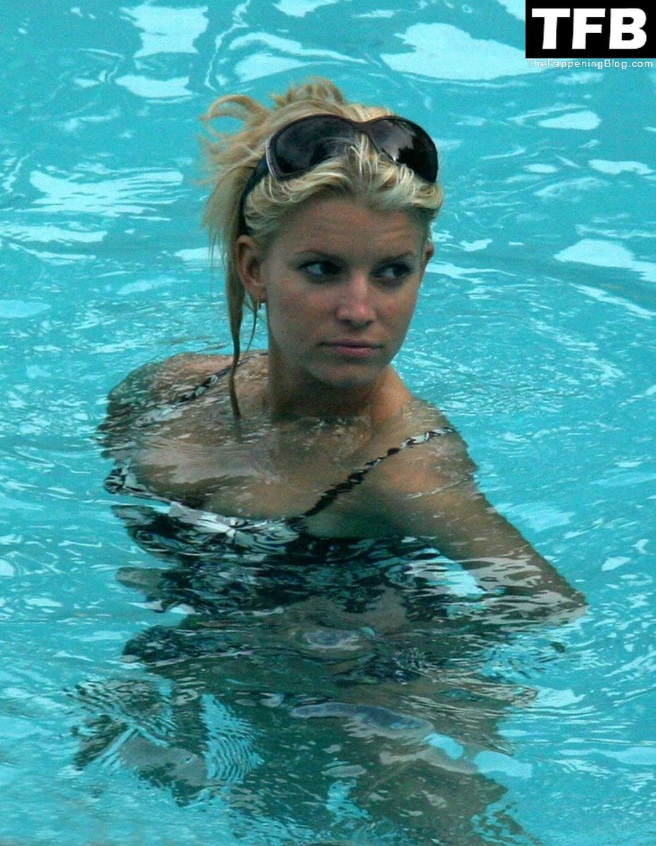 Jessica Simpson Nude &amp; Sexy Collection – Part 3 (150 Photos)