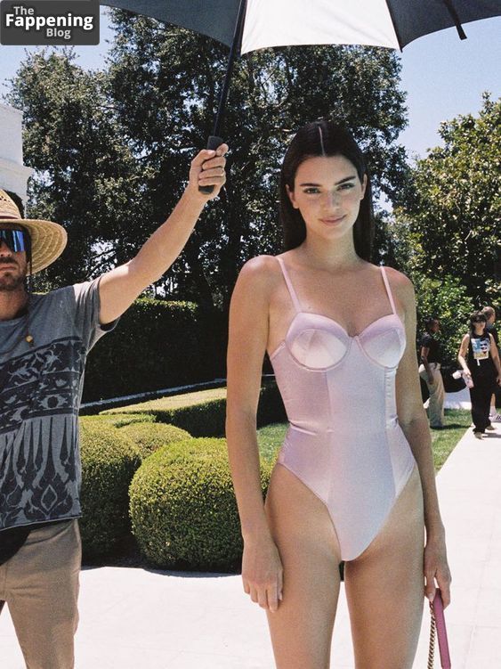 Kendall Jenner Sexy &amp; Topless (9 Photos)