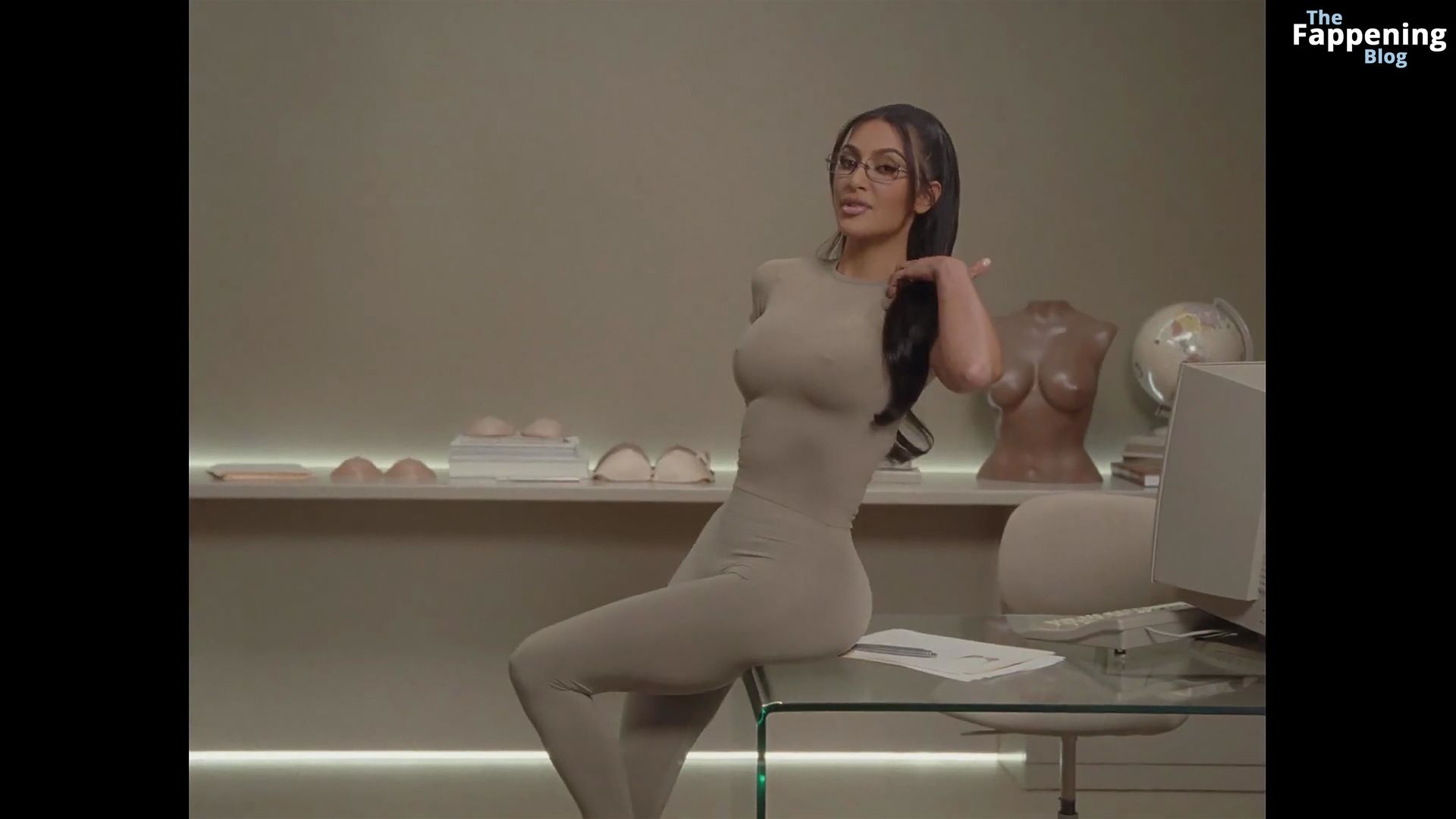 Kim Kardashian Sexy (23 Pics + Video)