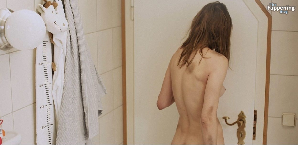Alexandra Finder Nude &amp; Sexy (13 Pics)