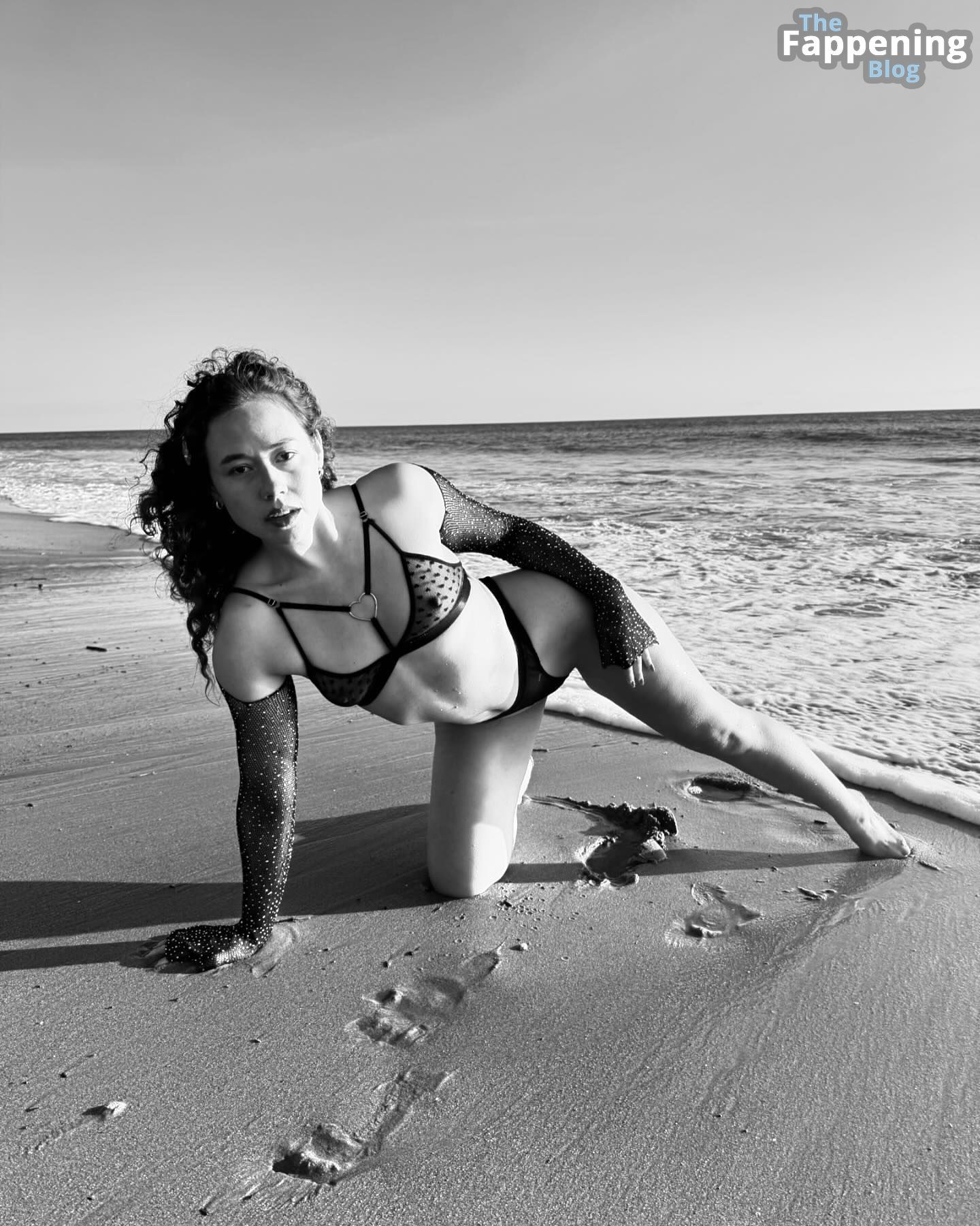 dora-madison-burge-provocative-beach-expose-2-thefappeningblog.com_.jpg