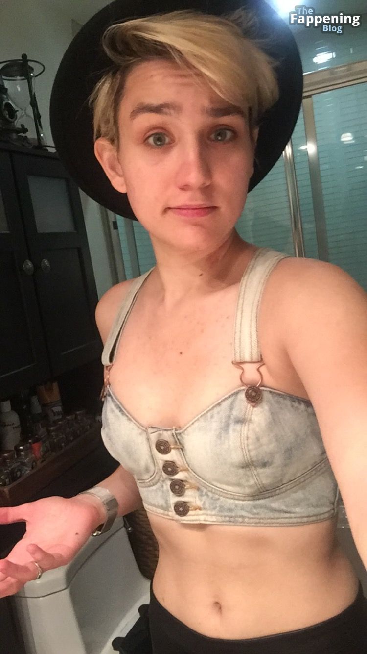 Bex Taylor-Klaus Nude &amp; Sexy Leaked The Fappening (4 Photos)