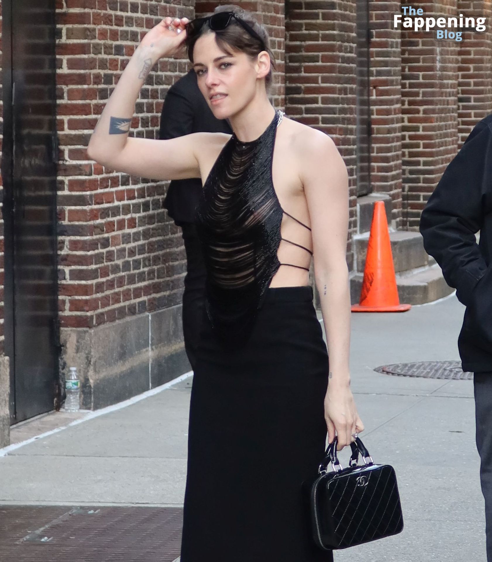 Kristen Stewart Displays Her Nude Tits as She Arrives at The Late Show in NY (31 Photos)