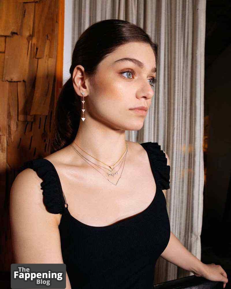 Catharine Daddario Sexy Collection (32 Photos)