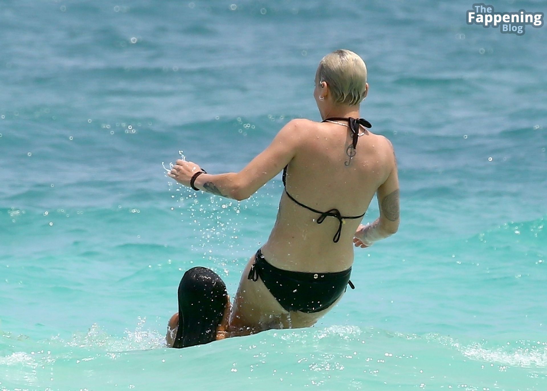 Michelle Rodriguez Enjoys Her Romantic Beach Day with Carmen Vandenberg in Cancun (41 Photos)