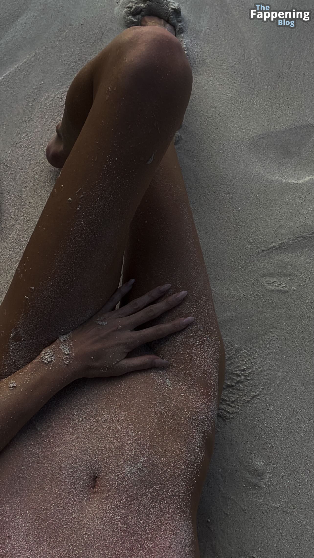 elsa-hosk-topless-beach-photoshoot-2-thefappeningblog.com_.jpg