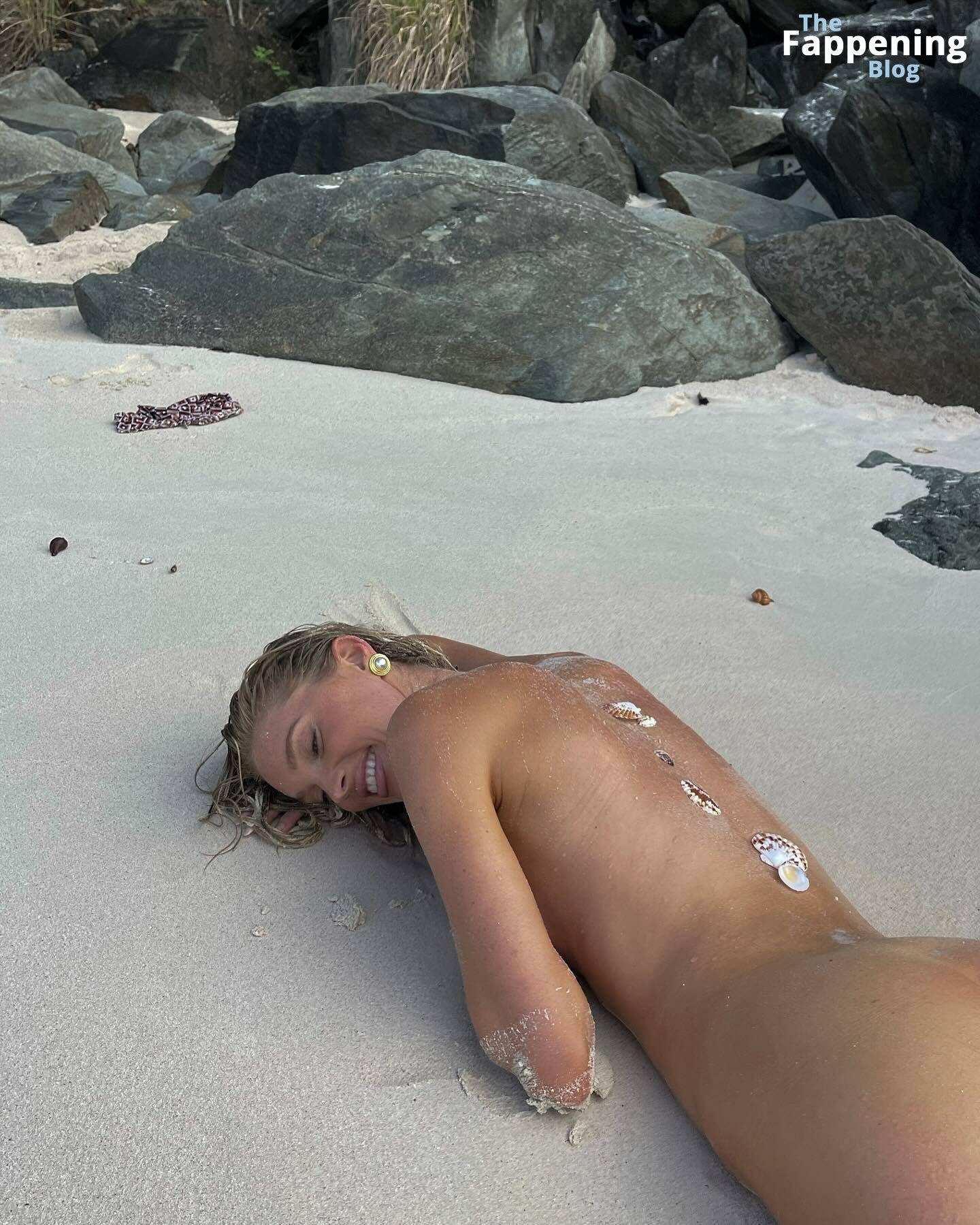 elsa-hosk-topless-beach-photoshoot-7-thefappeningblog.com_.jpg