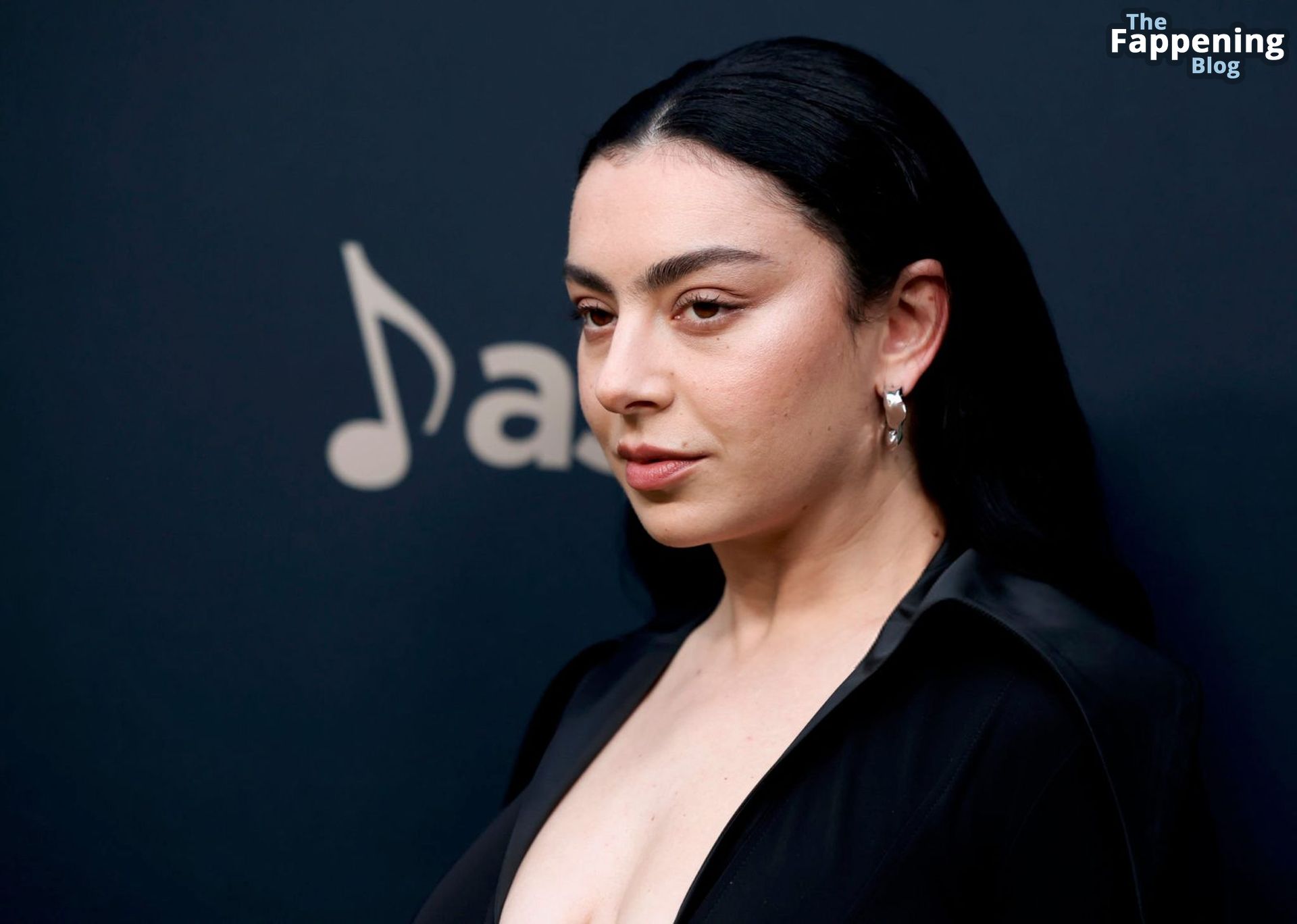 charli-xcx-braless-cleavage-ascap-pop-music-awards-2-thefappeningblog.com_.jpg