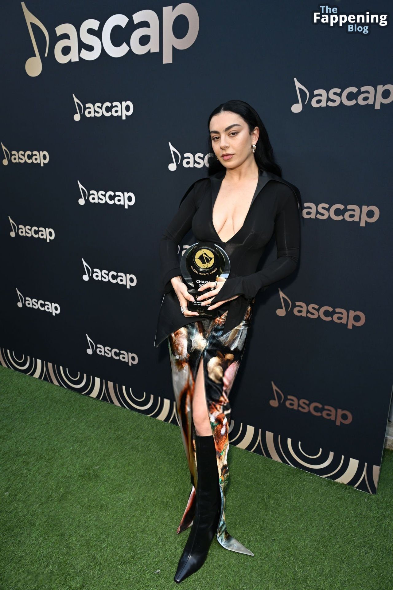 charli-xcx-braless-cleavage-ascap-pop-music-awards-5-thefappeningblog.com_.jpg
