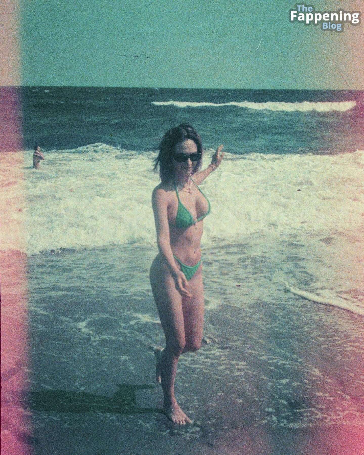 🔴 Elsie Hewitt Looks Perfect in a Green Bikini on the Beach (6 Photos)