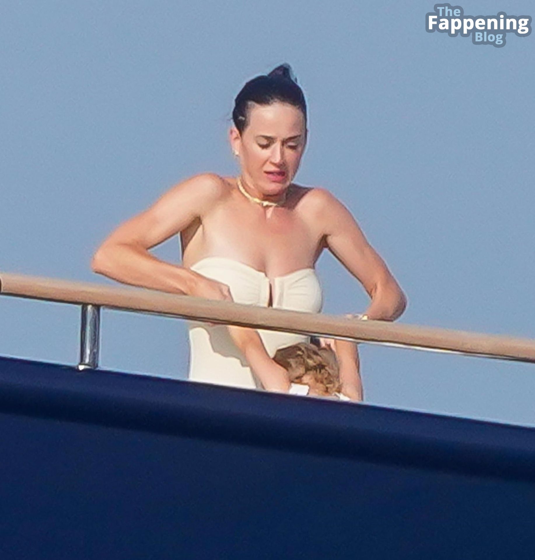 Katy Perry Enjoys Her Summer Holidays in St-Tropez (8 Photos)