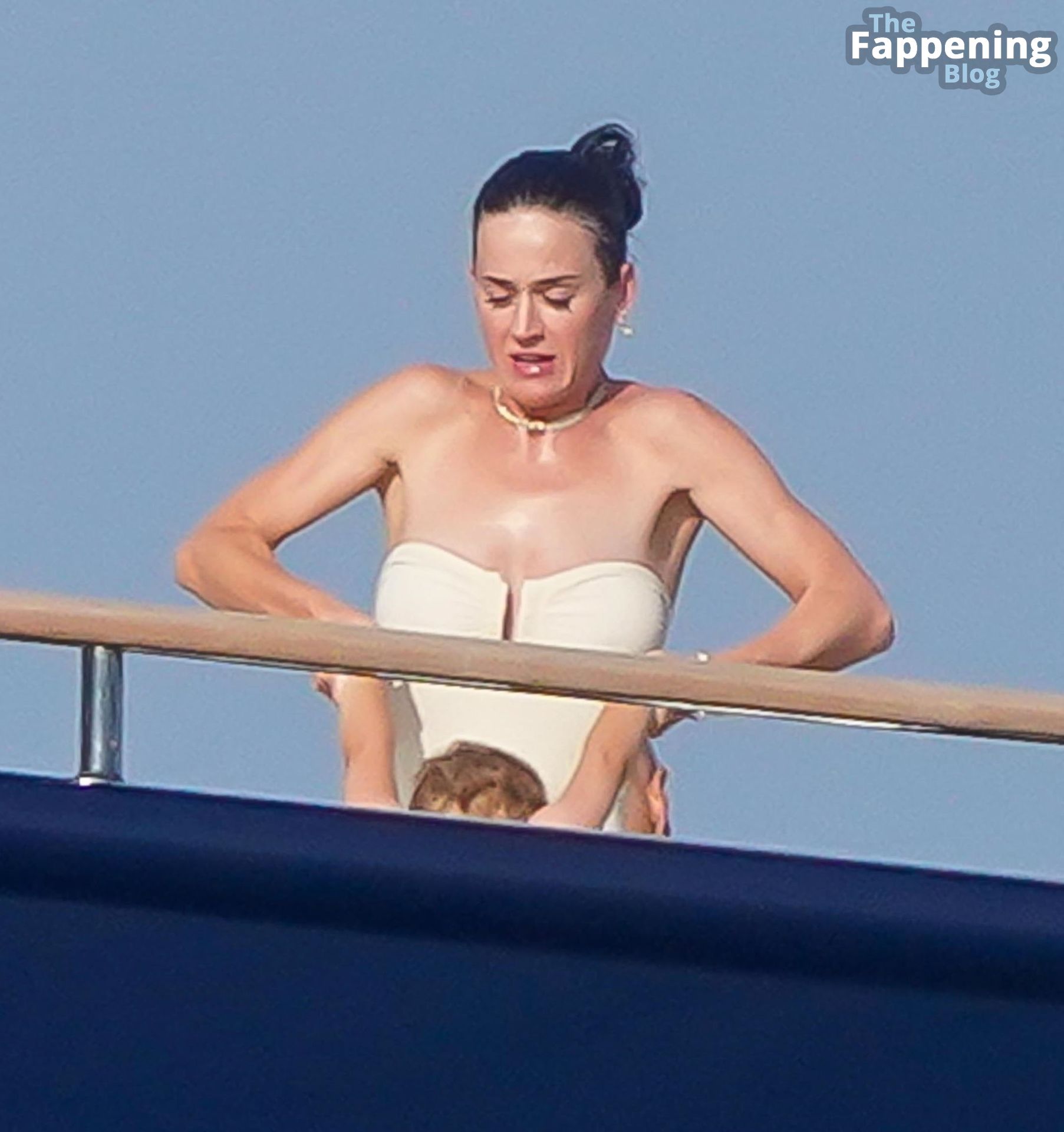 Katy Perry Enjoys Her Summer Holidays in St-Tropez (8 Photos)