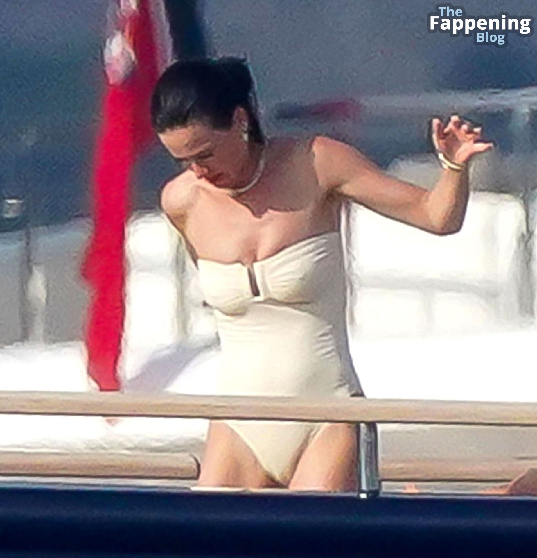 Katy Perry Enjoys Her Summer Holidays in St-Tropez (8 Photos)