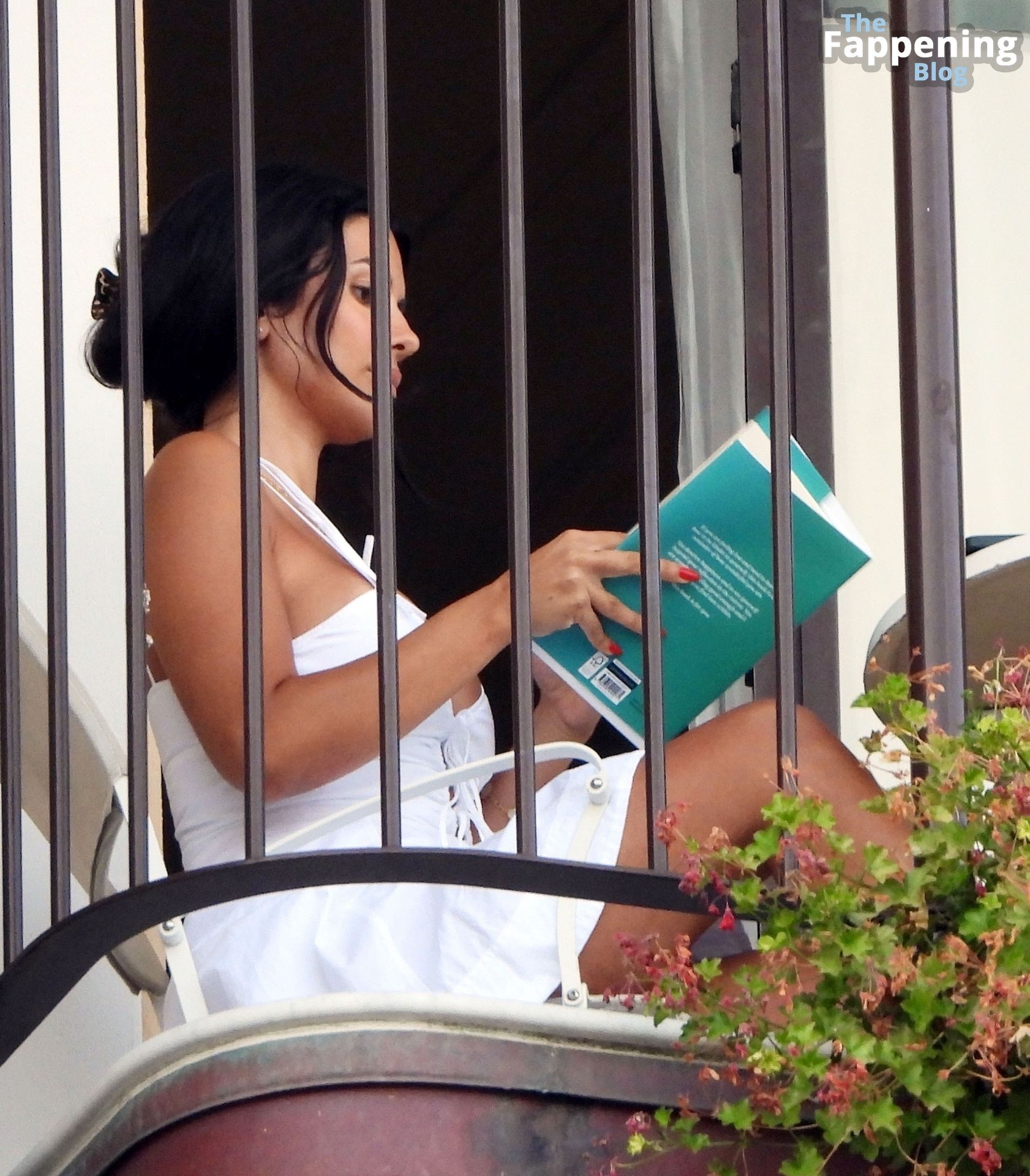 Ekin-Su Cülcüloğlu Enjoys Some Downtime Reading a Book on Holiday in Portofino (35 Photos)